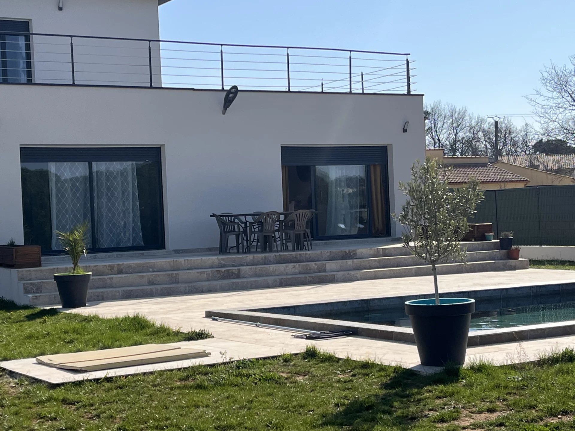 Spacieuse villa contemporaine avec piscine