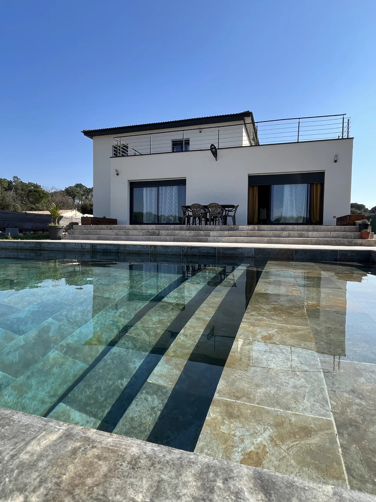 Spacieuse villa contemporaine avec piscine