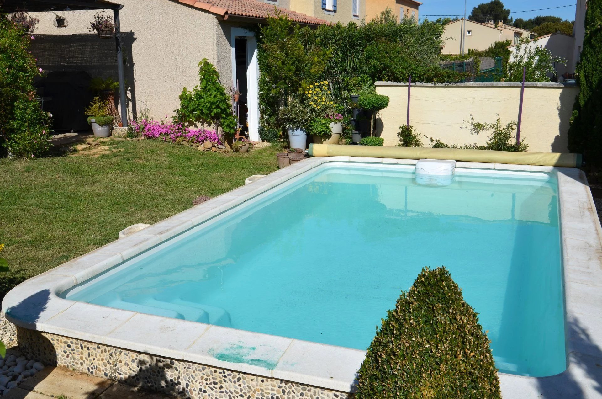 Maison à Laudun avec piscine