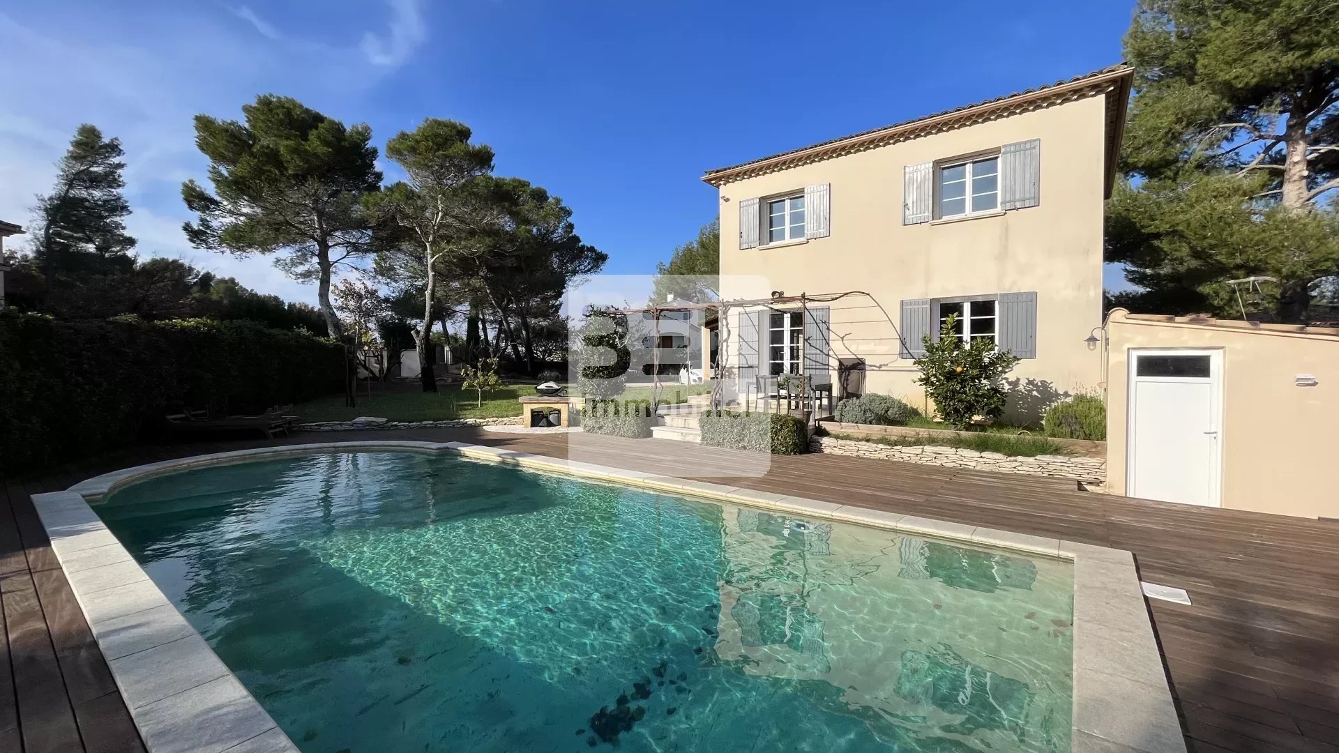 Villa avec vue et grand jardin arboré avec piscine