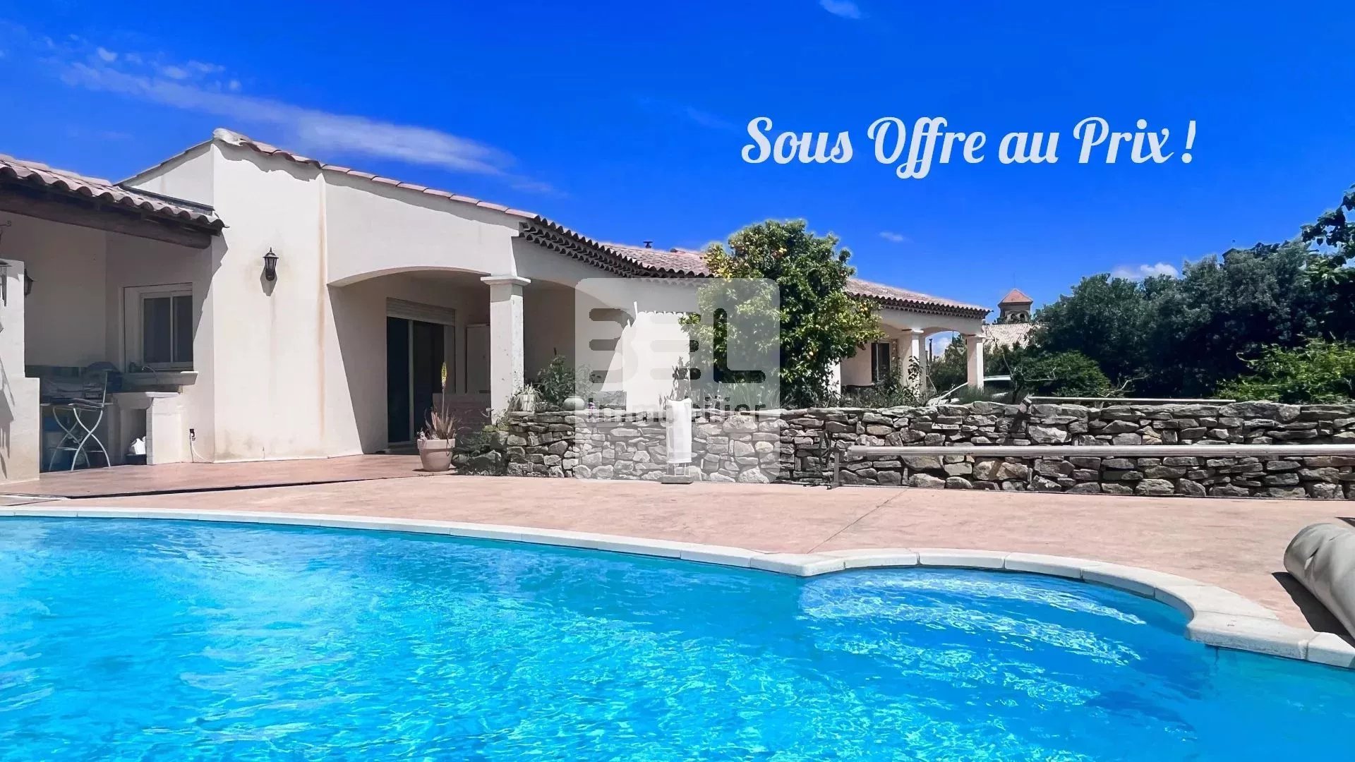 VILLA PLAIN PIED DANS UN VILLAGE PROCHE COMMERCES