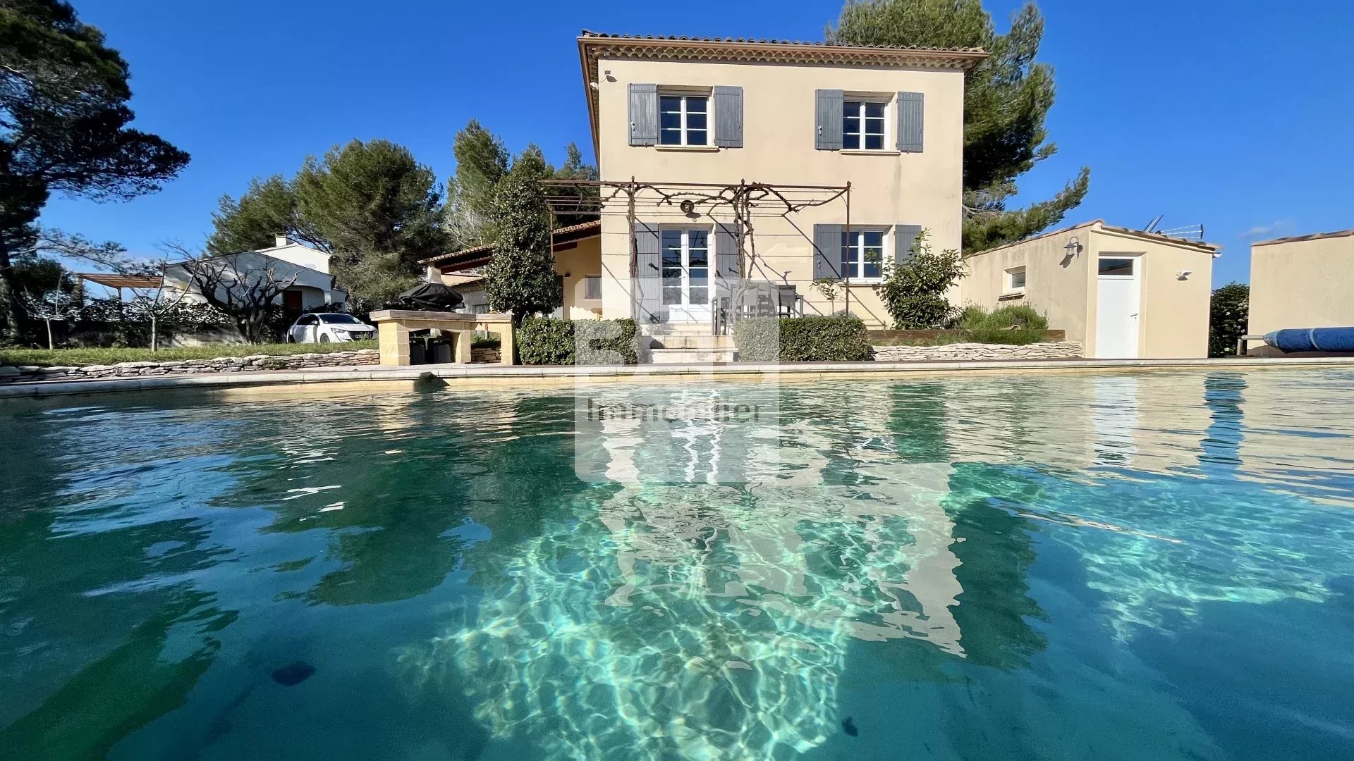 Villa avec vue et grand jardin arboré avec piscine