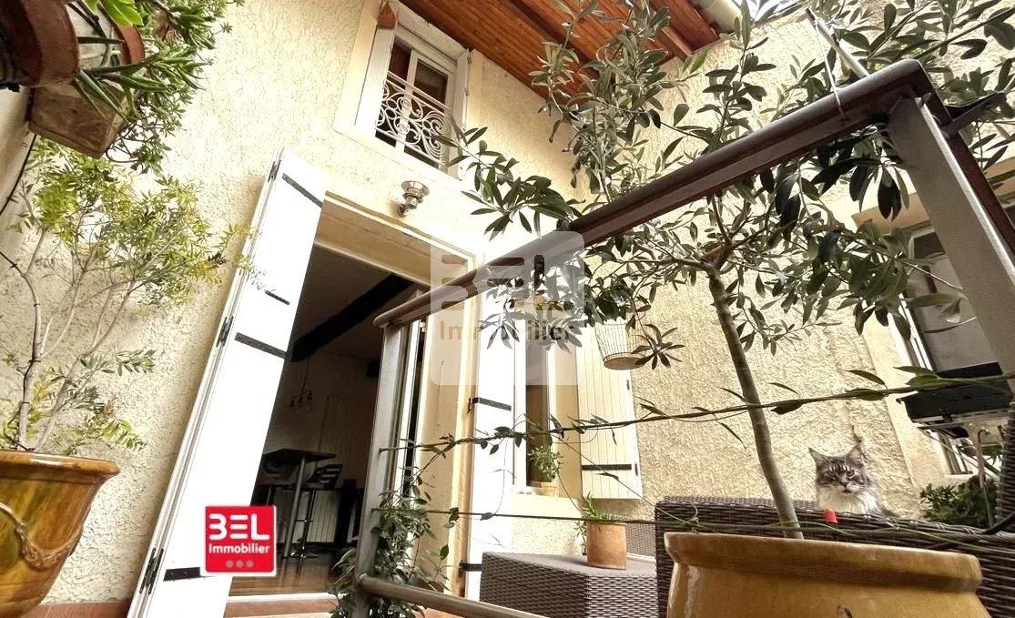 MAISON DE VILLE AVEC TERRASSE ET SOLARIUM