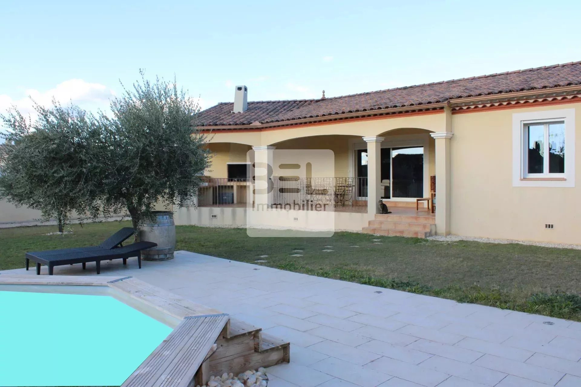 Maison Contemporaine avec Piscine et Jardin d’Oliviers dans Village Paisible