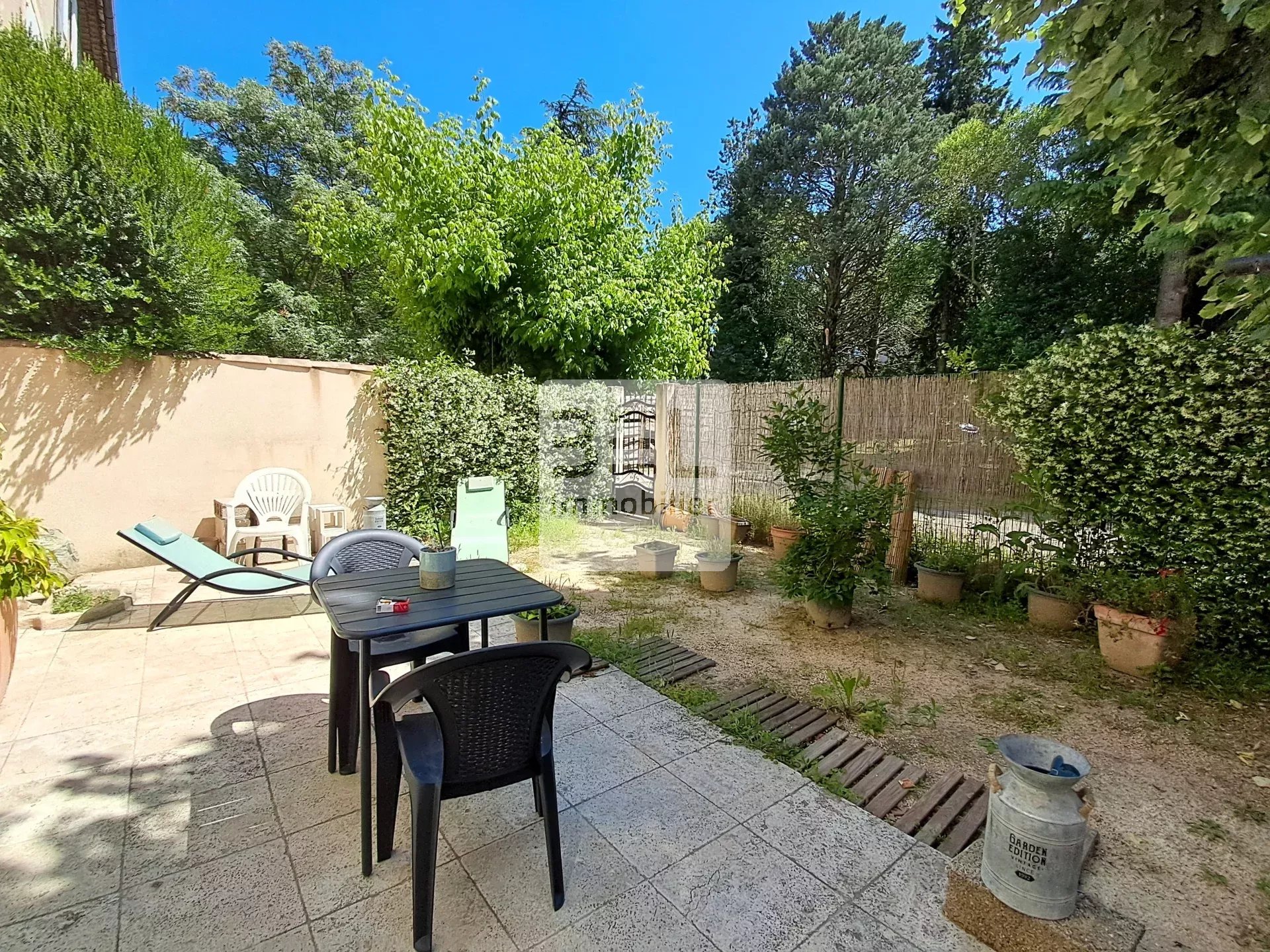 Maison en pierre avec cour privée