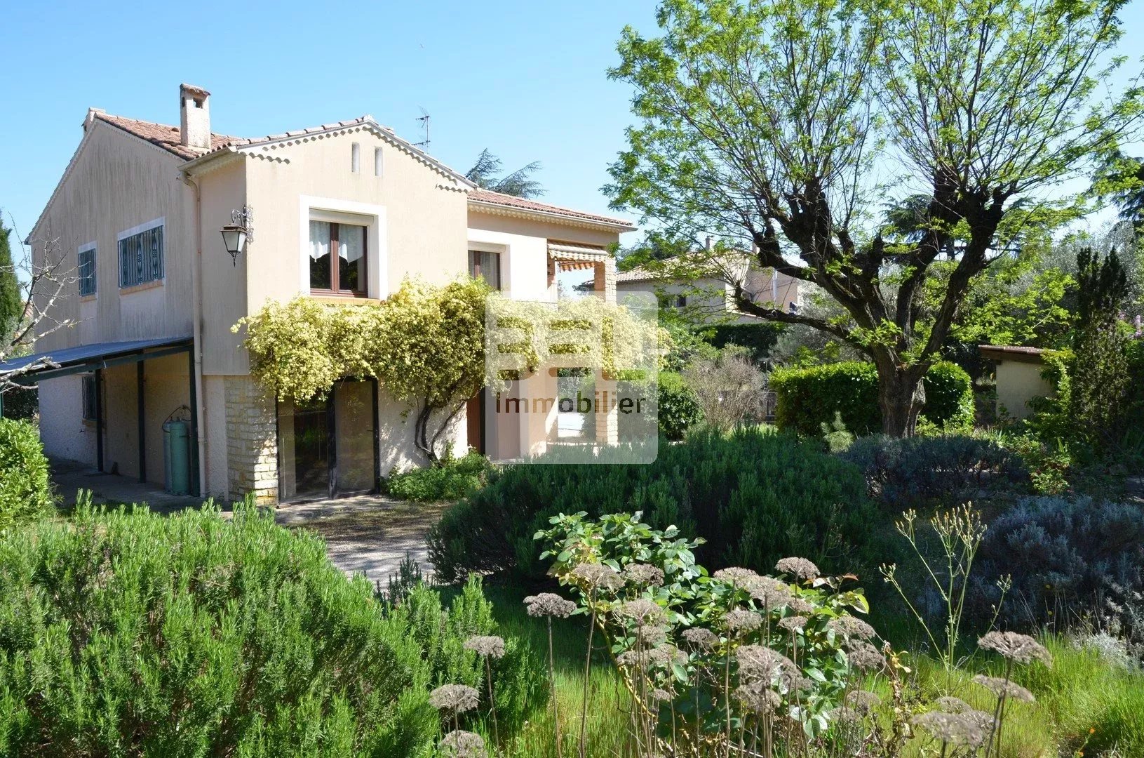 Maison traditionnelle dans un bel environnement