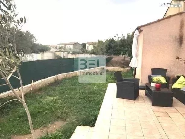 Villa récente avec terrasse, terrain et garage