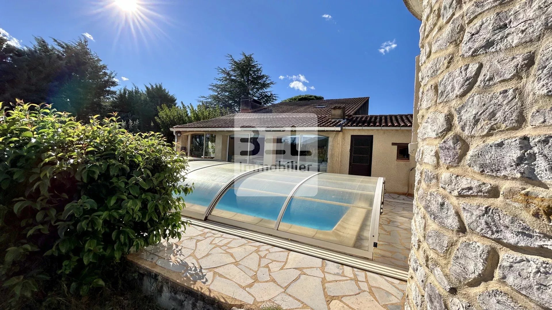 Charmante villa avec piscine couverte