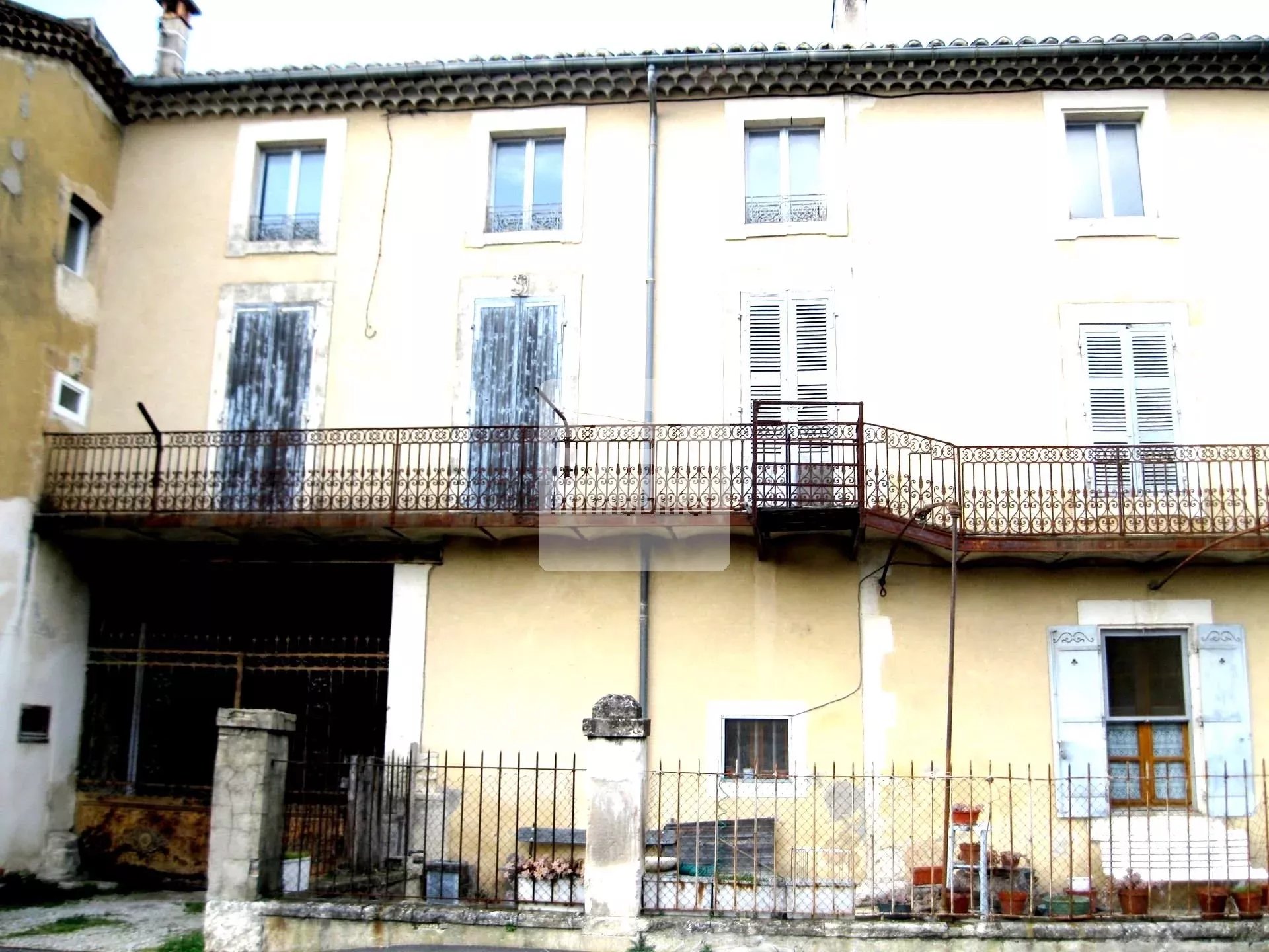 Idéal investisseurs Ancien relais diligence a rénover terrasses,garage.