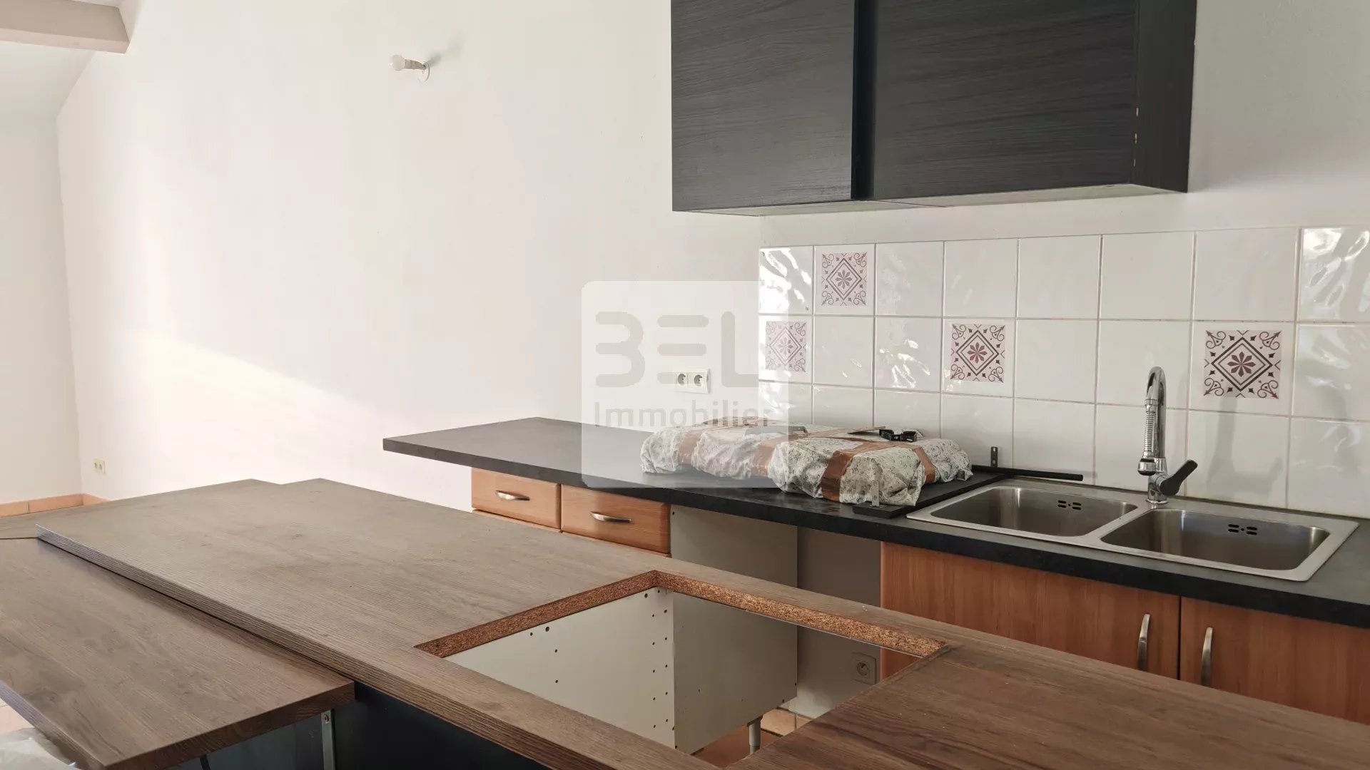 CHARMANT APPARTEMENT T3 – GRAND JARDIN PRIVATIF –  2 PARKING