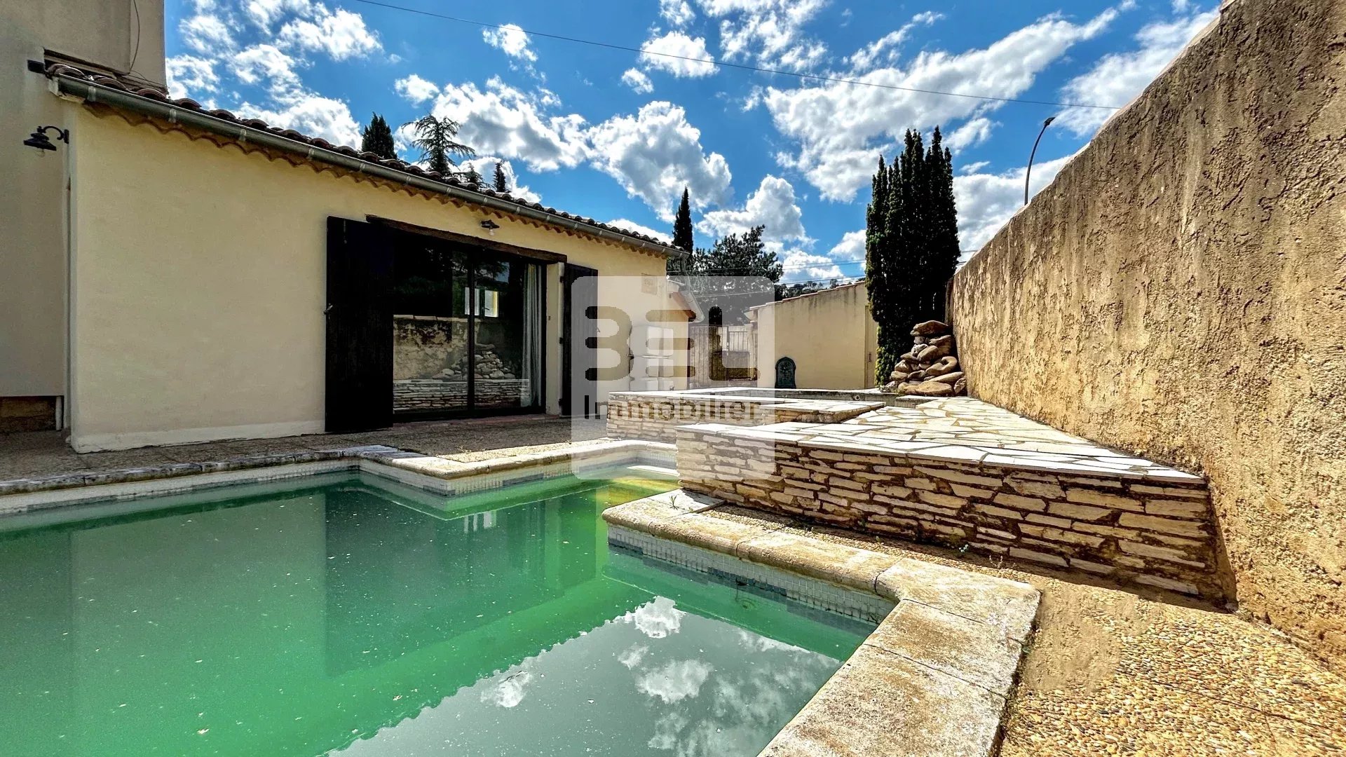 Villa dans quartier résidentiel