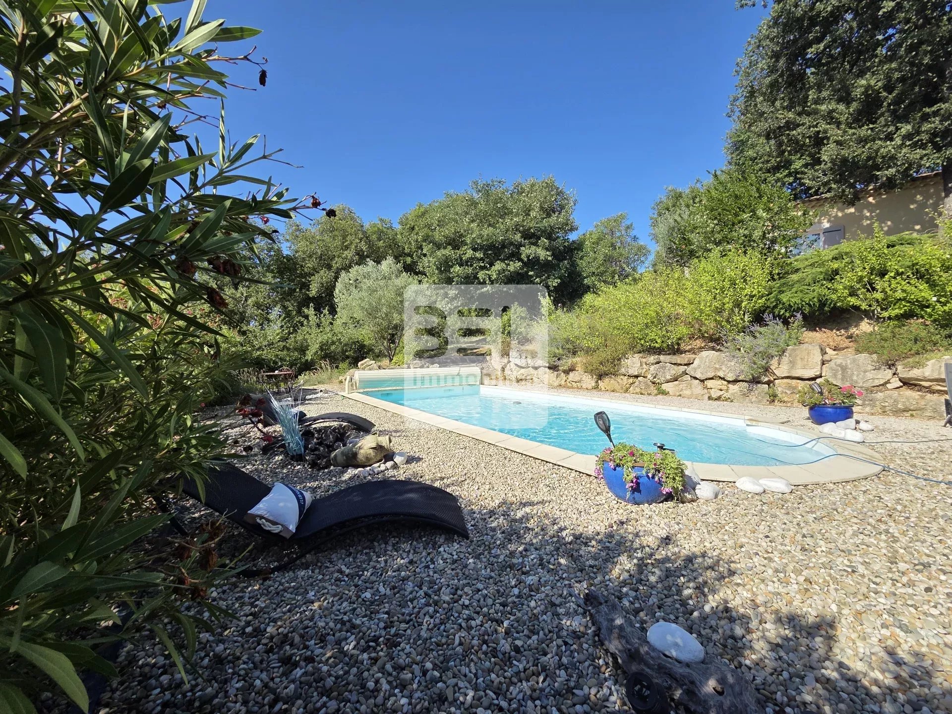 Villa d’Exception dans les hauteurs du village, vue dégagée sur le Ventoux, sans vis à vis