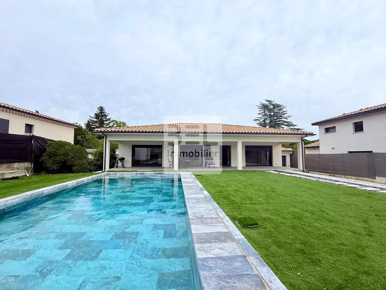 Maison de standing de type 4 meublée avec piscine