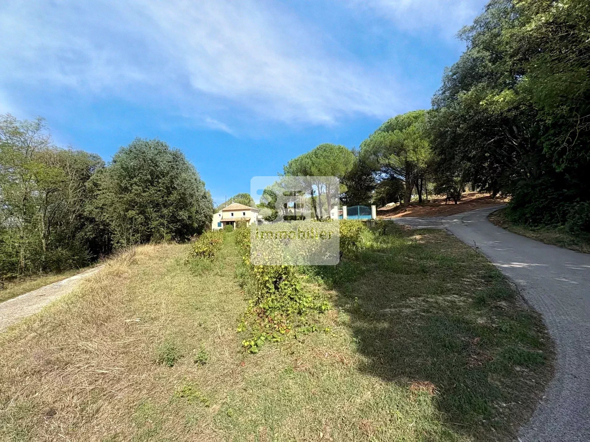 Terrain à bâtir de 1057 m² à Sabran, France