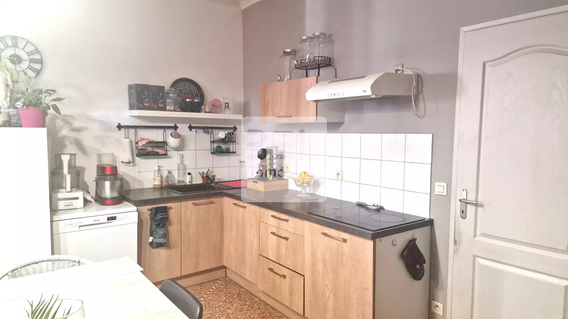 CHARMANT APPARTEMENT T4 – GRENIER – COUR – 2 PARKING