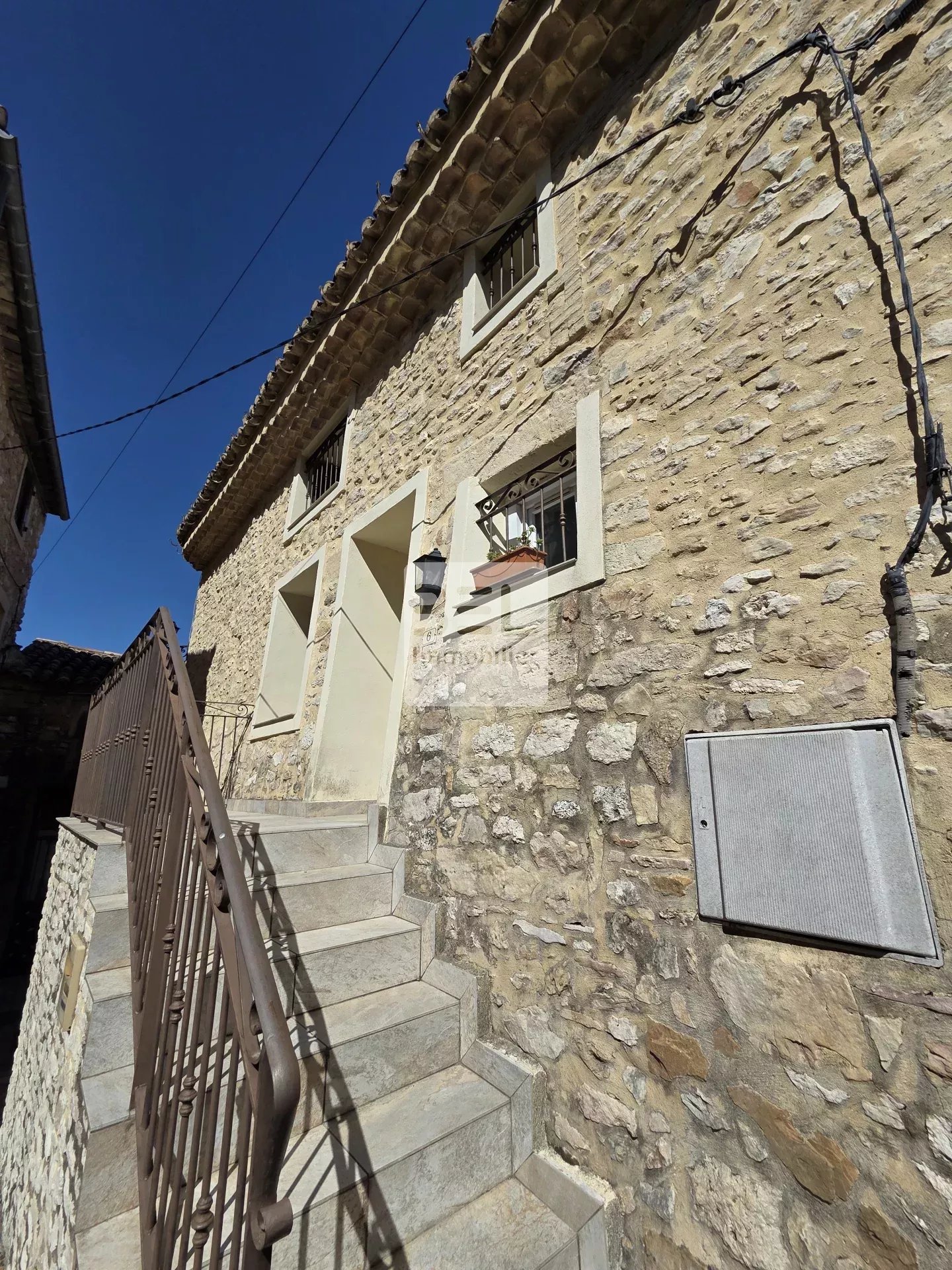 Maison de village en pierres apparentes