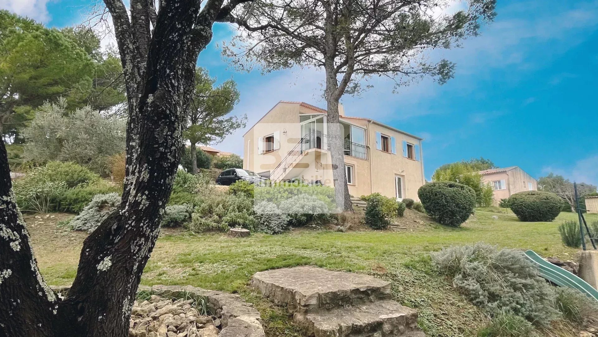 MAISON SUR LES HAUTEURS DE VENEJAN AVEC APPARTEMENT INDEPENDANT
