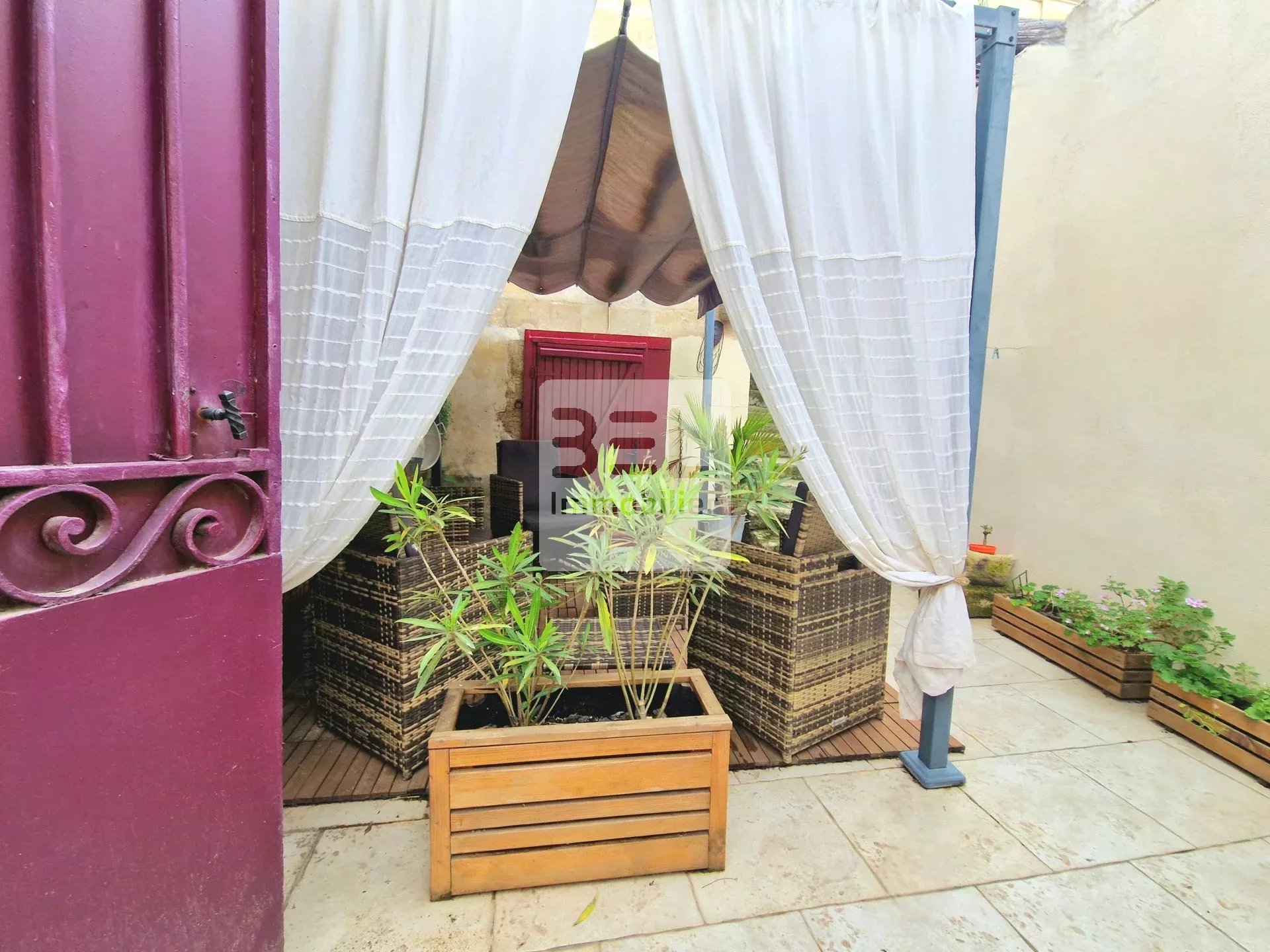 Maison de village en pierre, avec cour