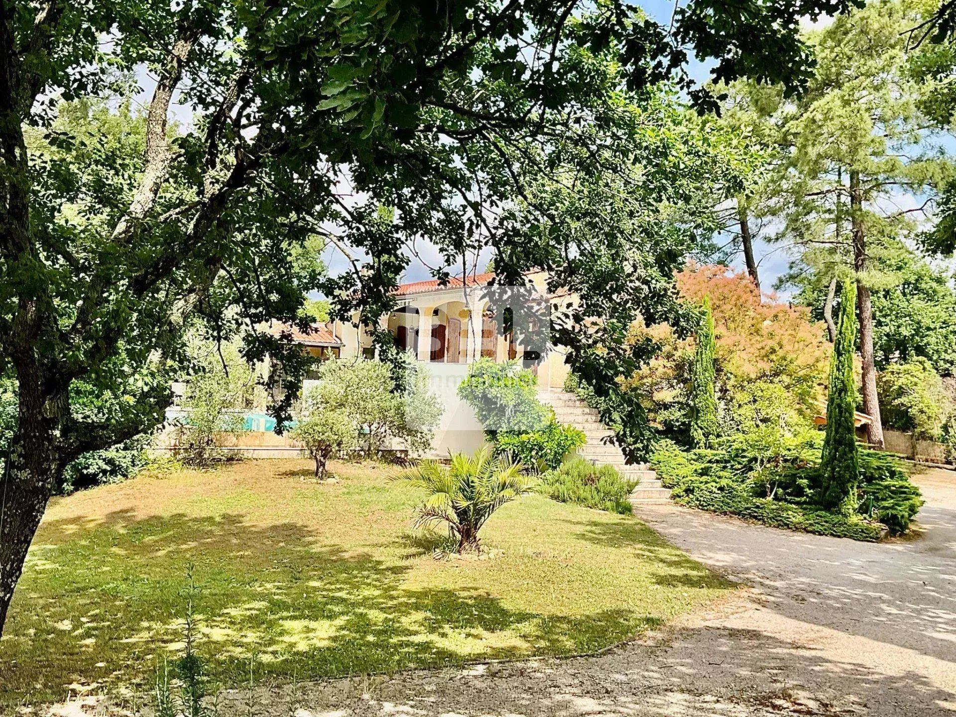 MAISON DE CAMPAGNE AVEC GRAND TERRAIN ET PISCINE A DEBORDEMENT