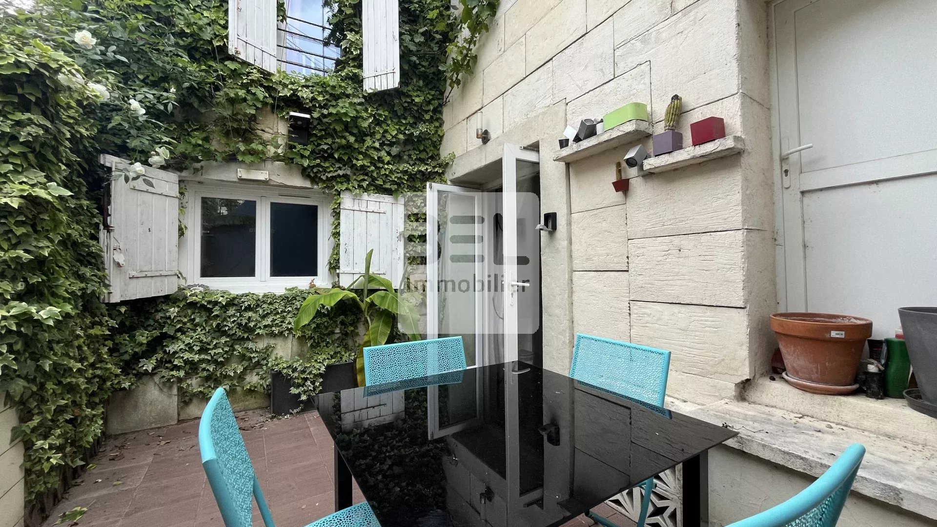 SURPRENANTE  ET INSOLITE MAISON TROGLODYTE DANS LES ALPILLES