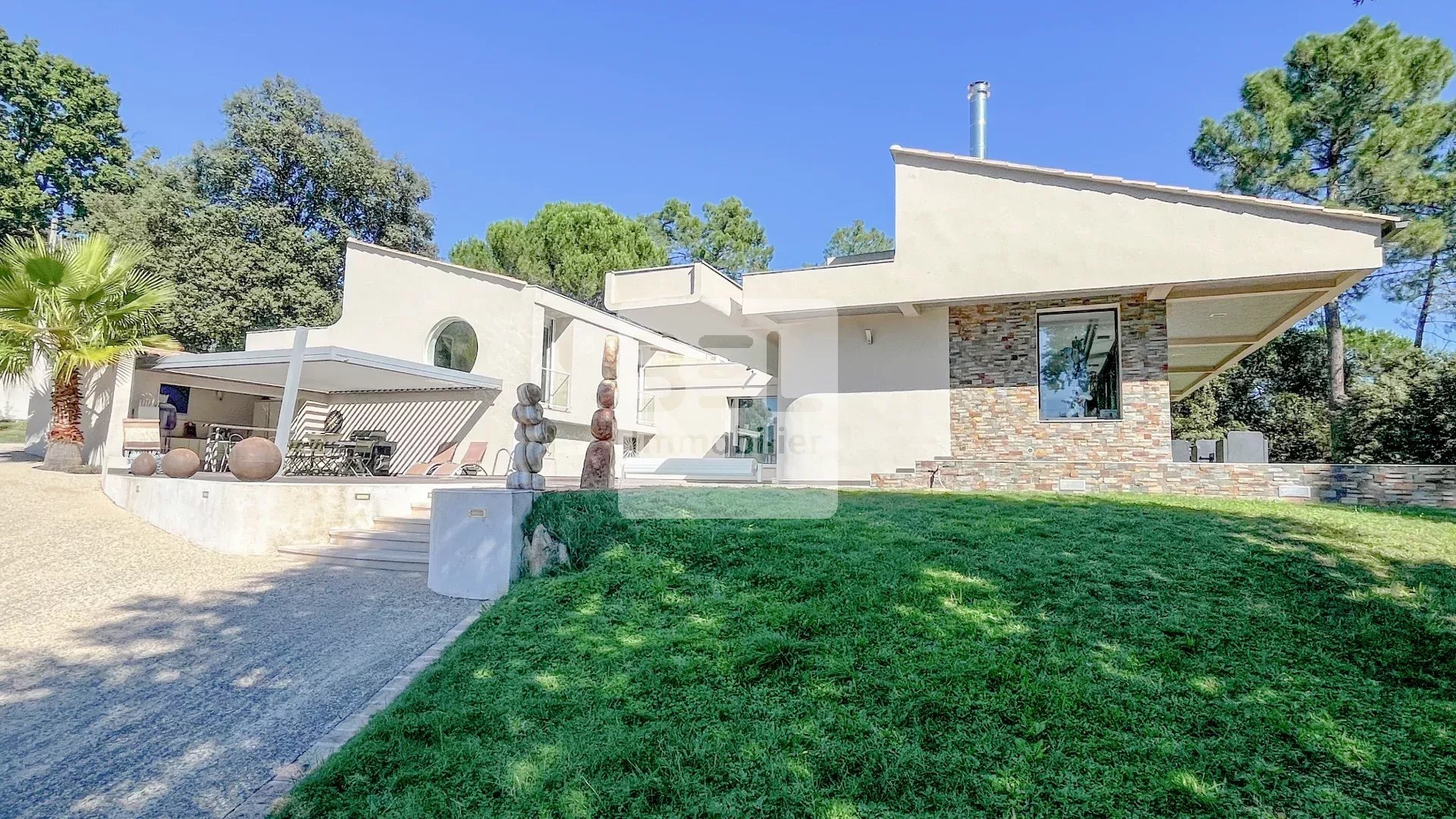 Villa contemporaine d’architecte – Élégance et sérénité au cœur de la nature