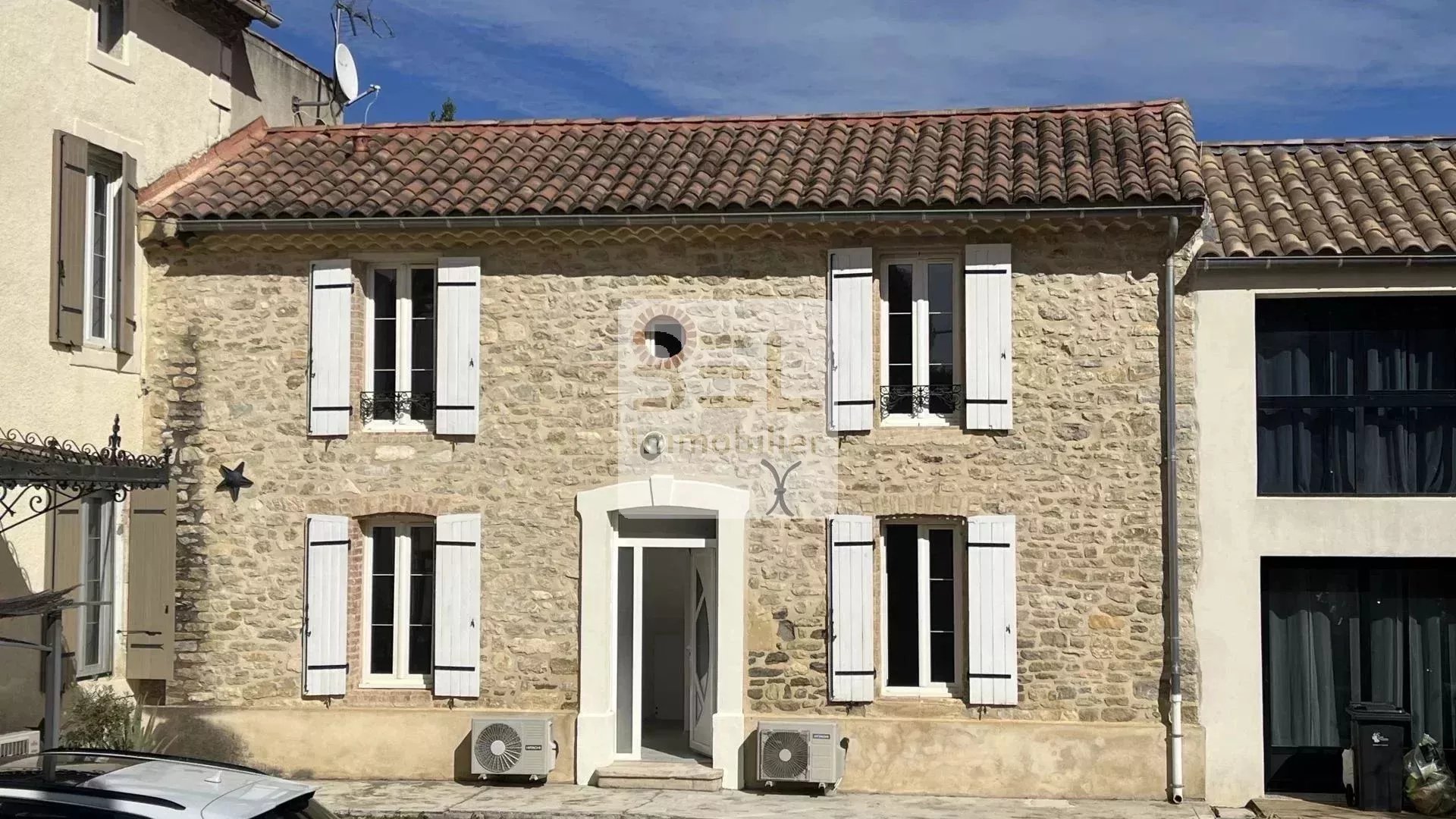 MAISON DE VILLAGE ENTIEREMENT RENOVEE AVEC COUR INTERIEURE