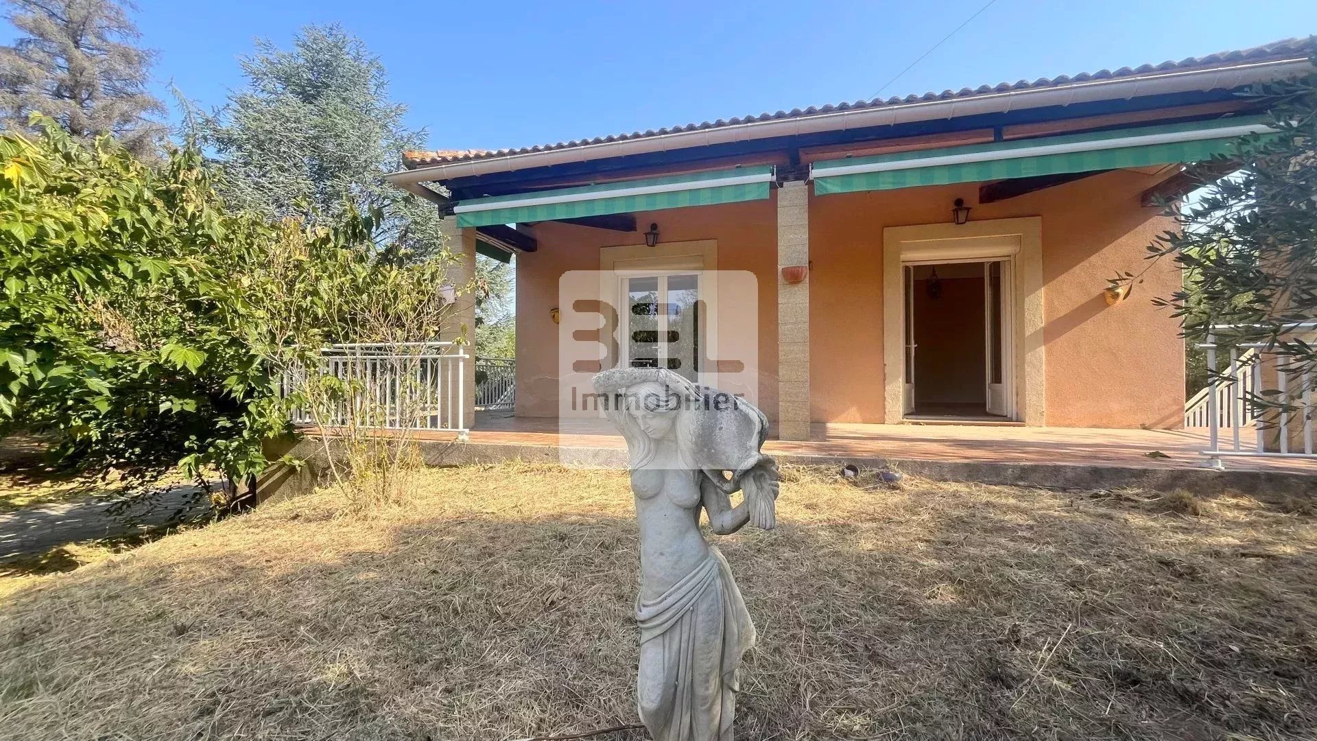 MAISON FAMILIALE SUR GRAND TERRAIN
