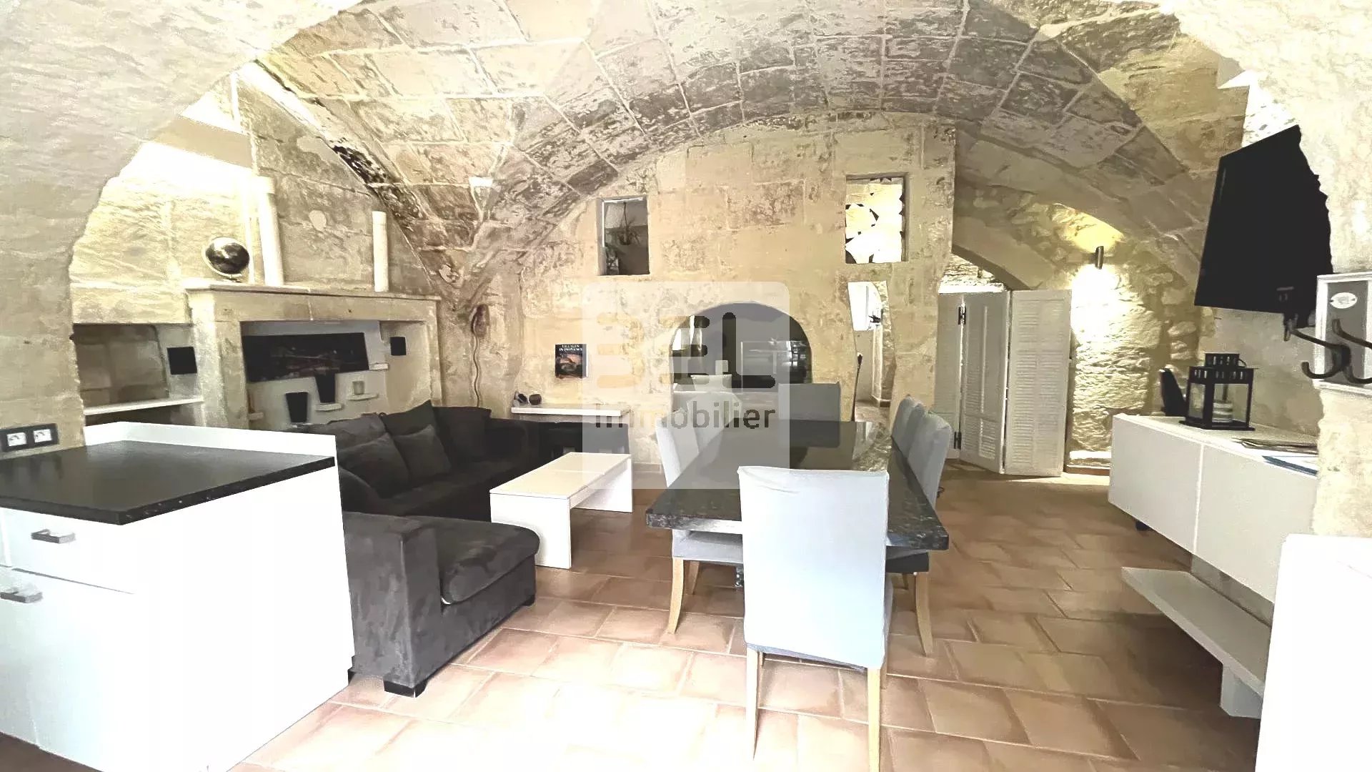 SURPRENANTE  ET INSOLITE MAISON TROGLODYTE DANS LES ALPILLES