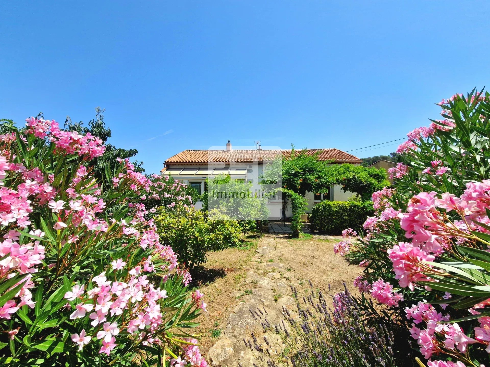 Maison de plain-pied avec garage et superbe jardin