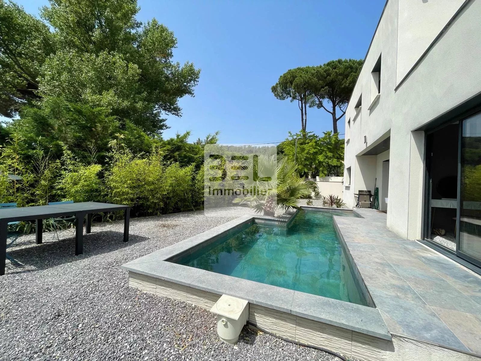 Maison intimiste au style contemporain – 4 Chambres, Piscine