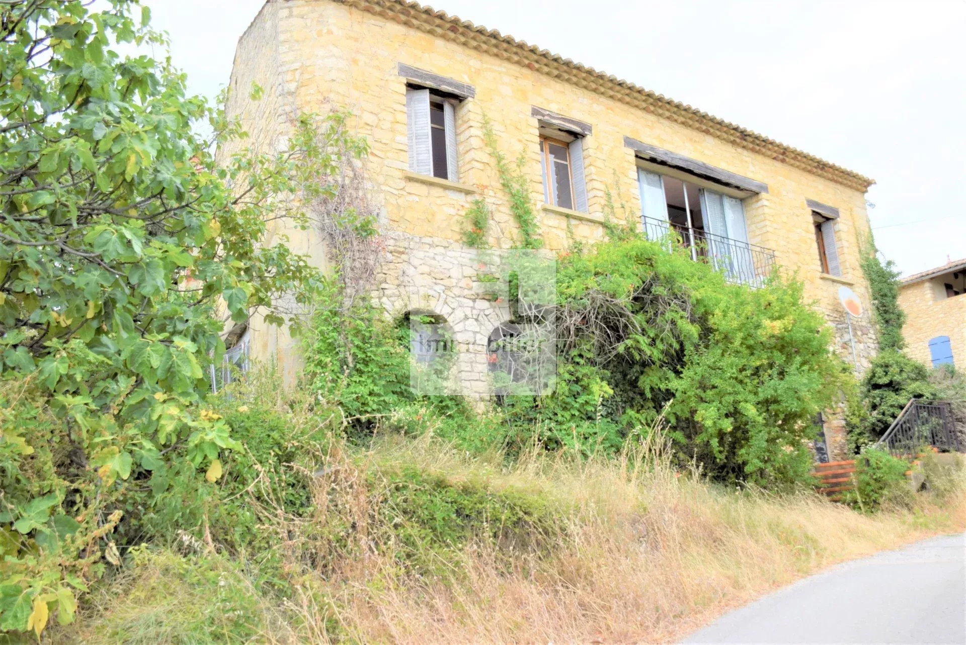 Bâtisse à rénover sur 18 916m² de terrain