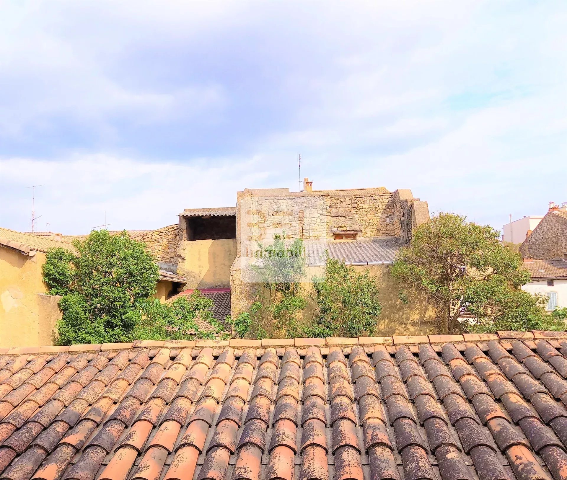 Maison de  ville avec parking a proximité .
