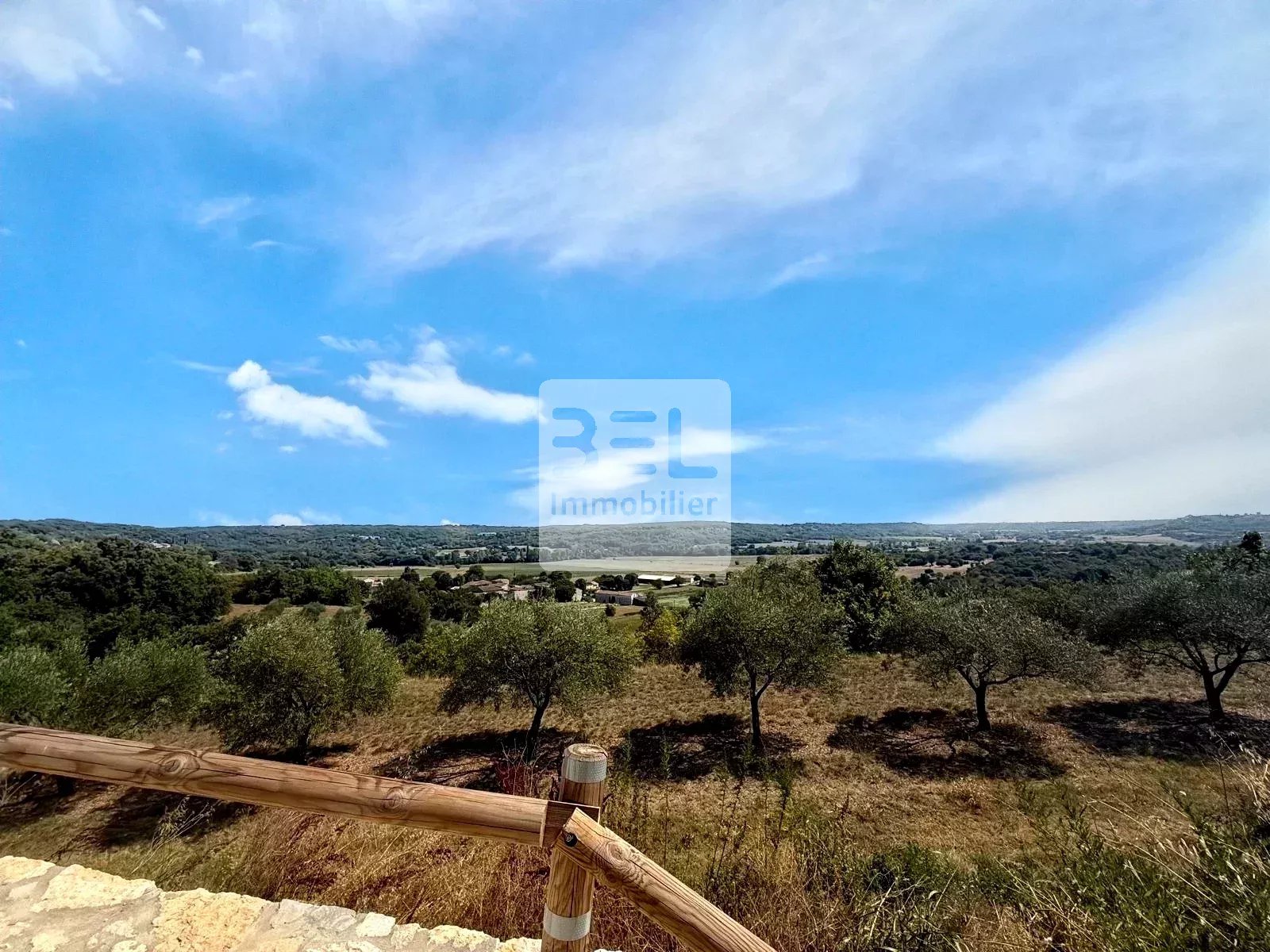 Maison Meublée à Lussan avec Piscine et 3 Chambres