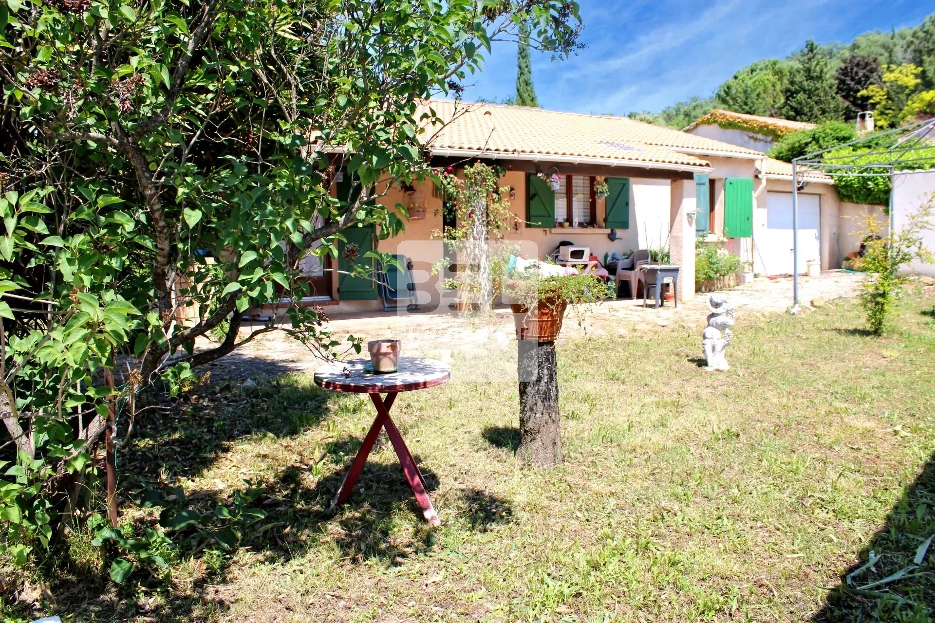 Villa charmante à Bagnols-sur-Cèze avec jardin verdoyant