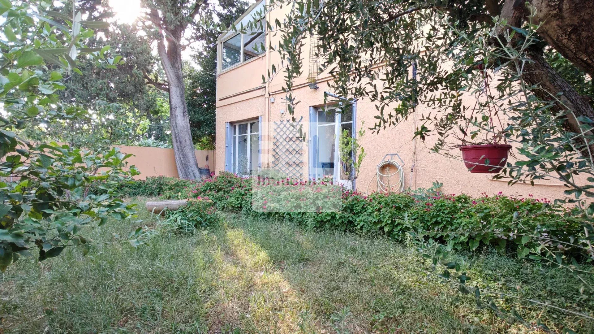MAISON EN IMPASSE AVEC JARDIN DEUX HABITATIONS