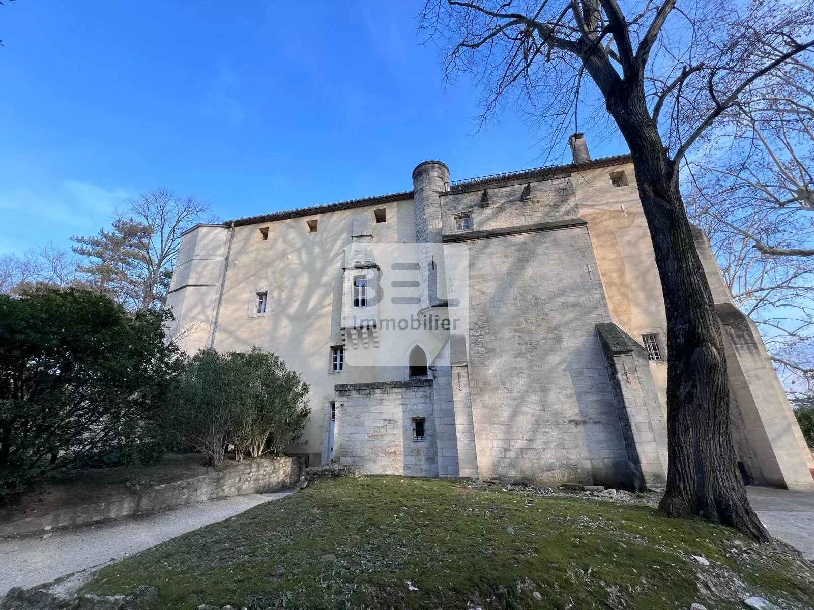 A Villeneuve les Avignon T3 de charme dans bâtiment historique