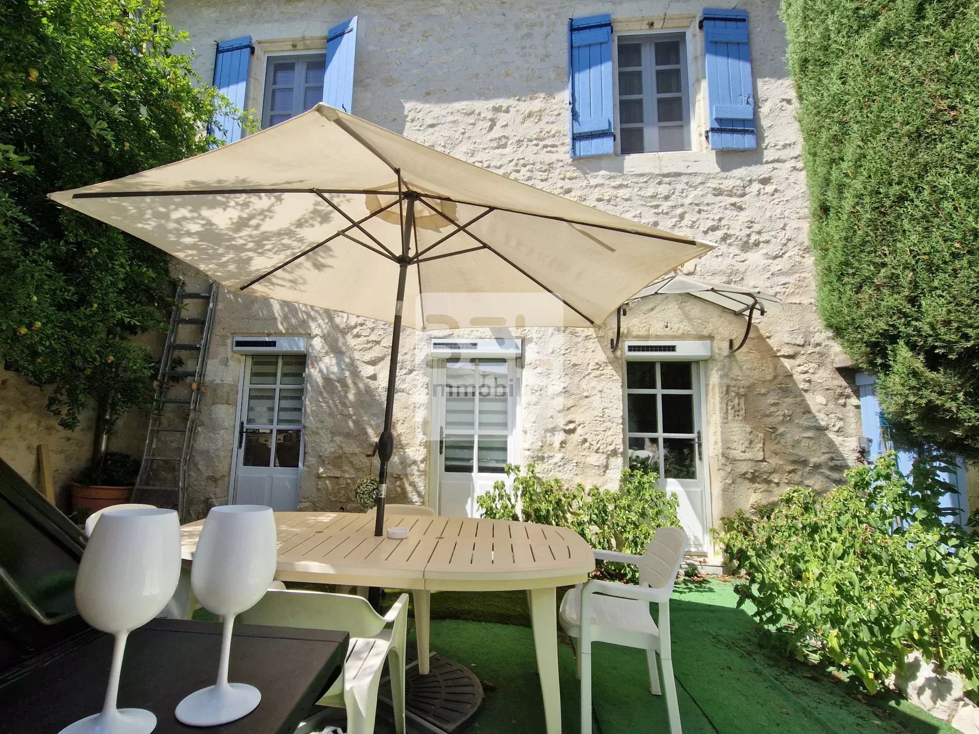 Maison de village en pierre avec cour