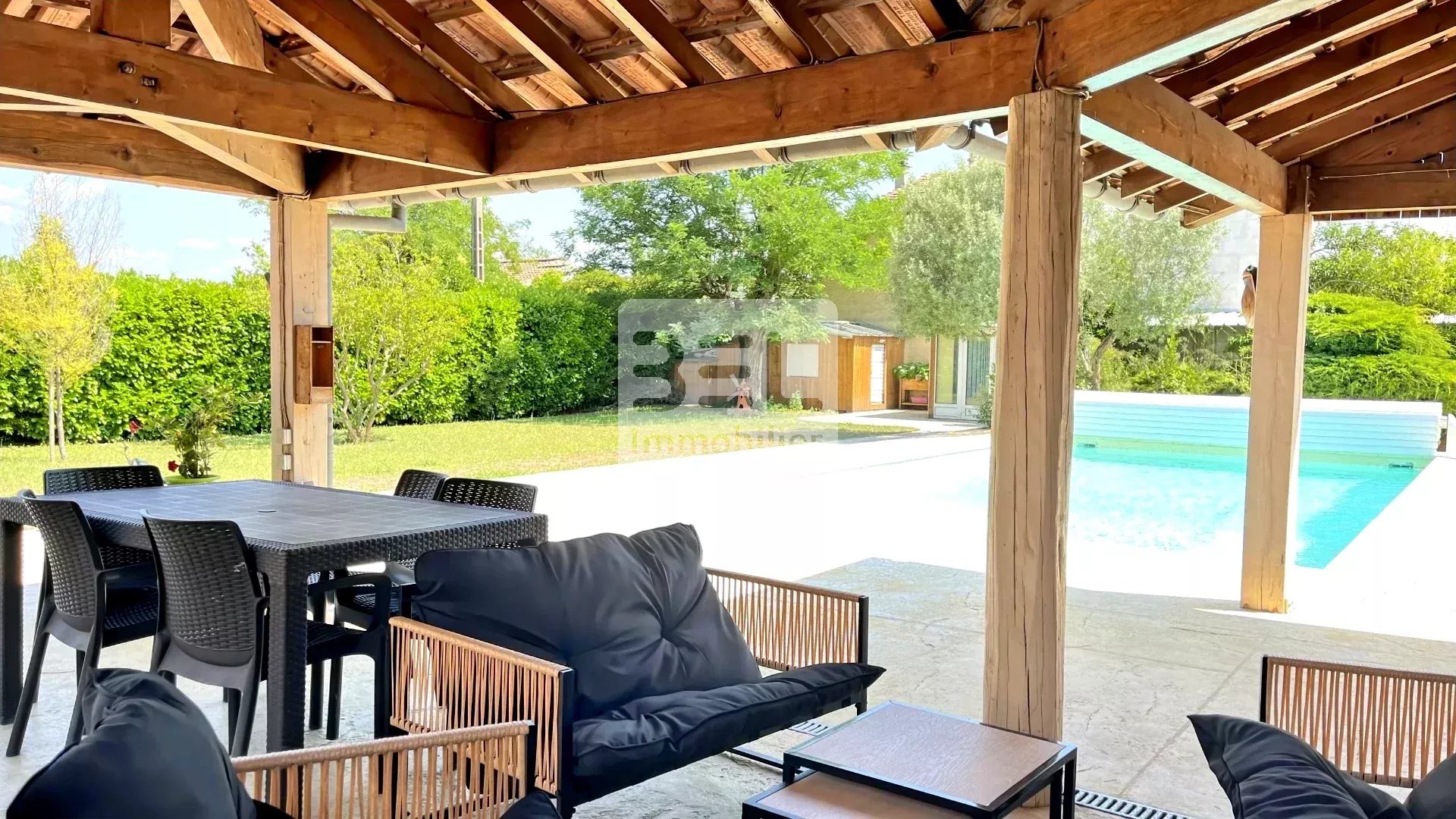 Maison avec 2 logements, grand terrain et piscine