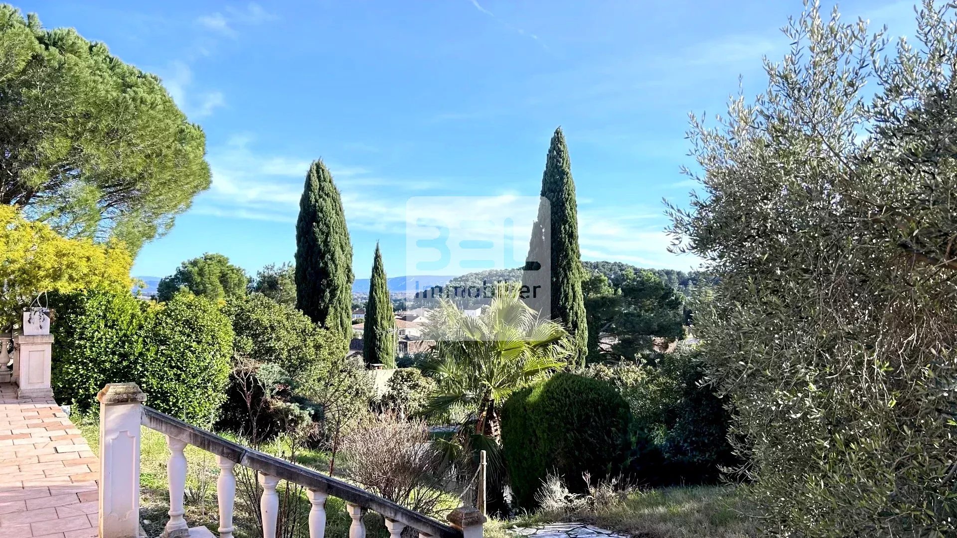 Maison avec vue sur la colline