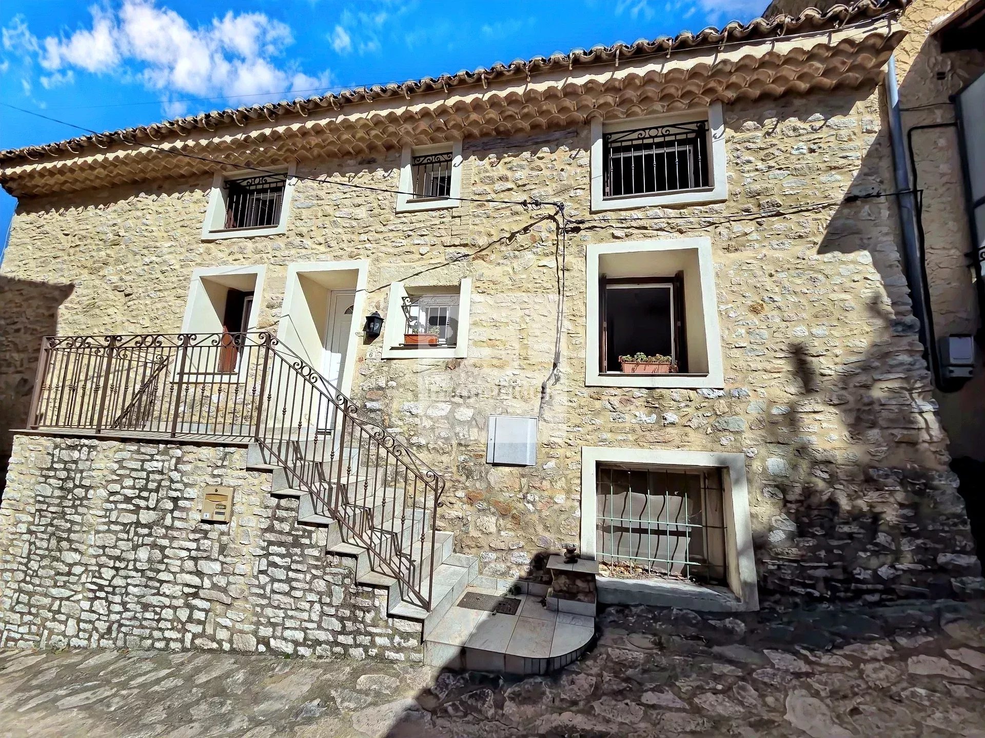 Maison de village en pierres apparentes