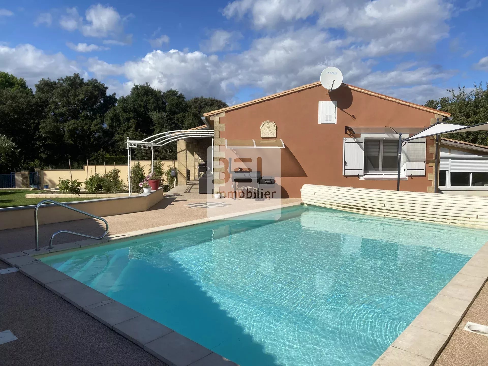 Villa de plain pied avec piscine et dépendances