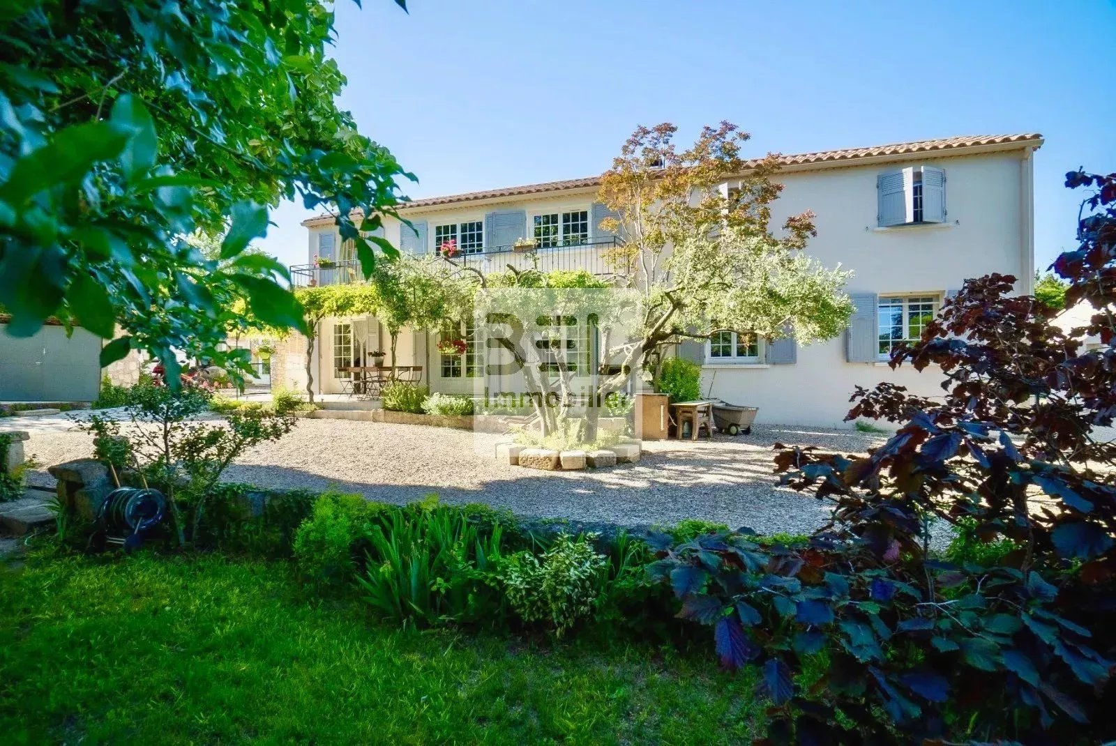 Propriété au coeur d&rsquo;un parc avec dépendances