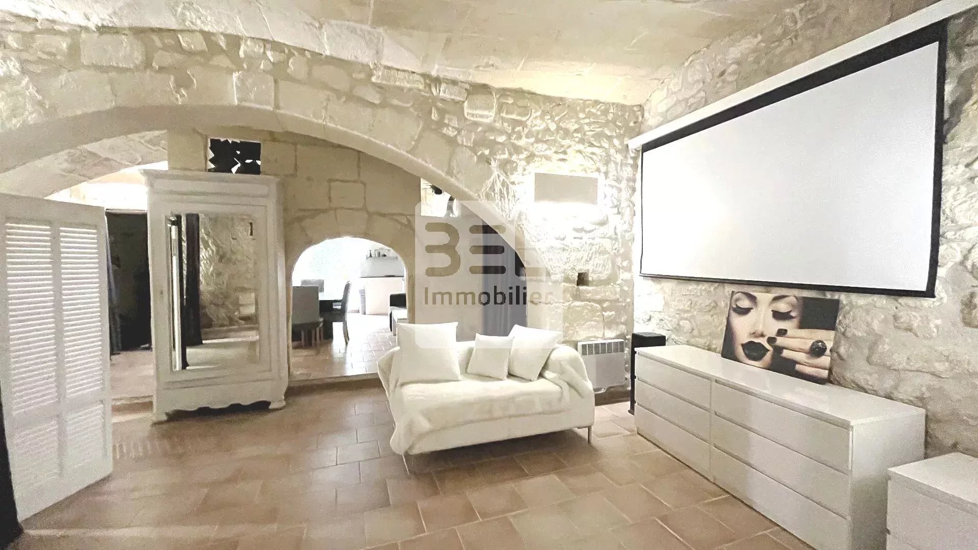 SURPRENANTE  ET INSOLITE MAISON TROGLODYTE DANS LES ALPILLES