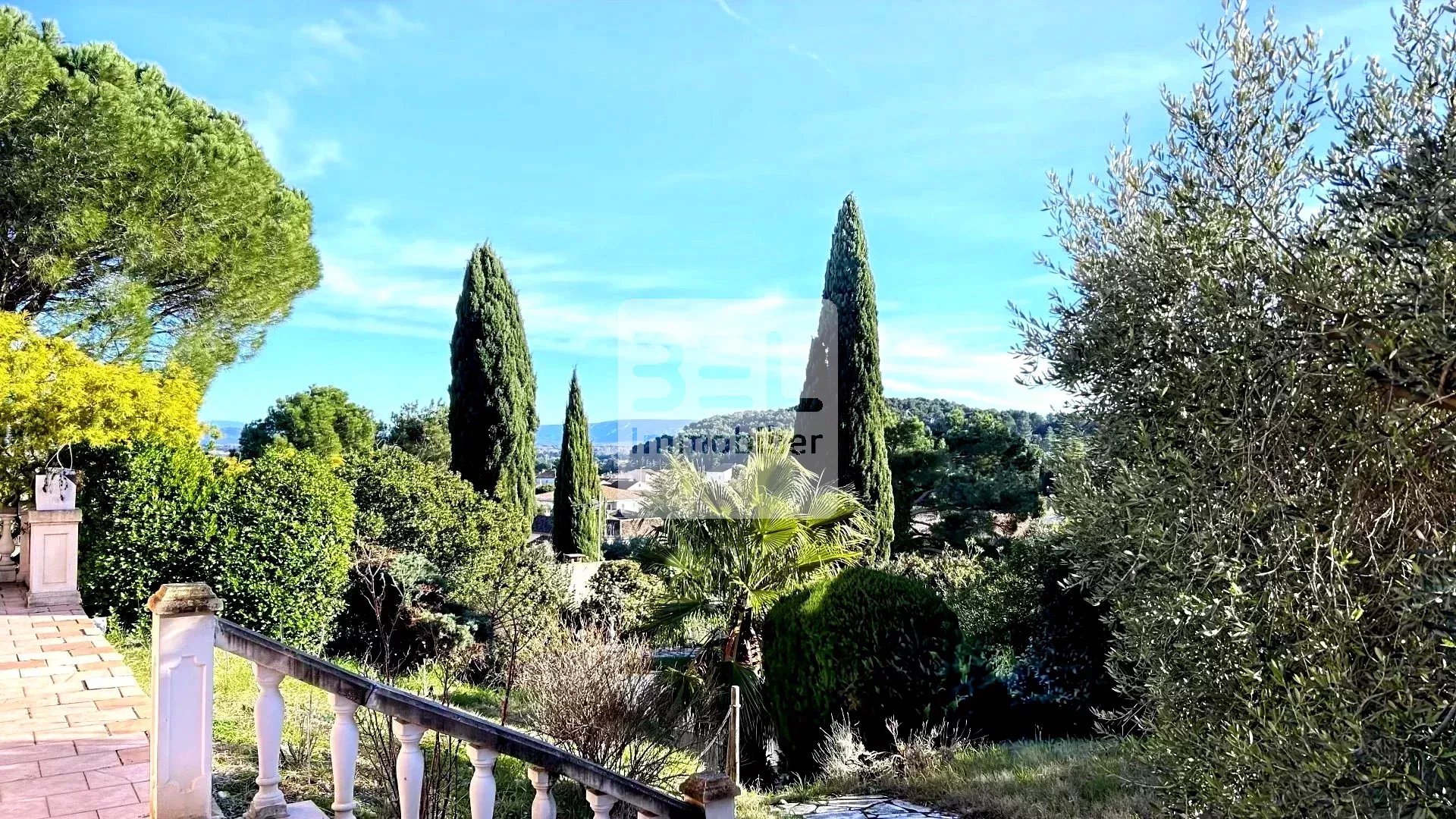 Maison avec vue sur la colline
