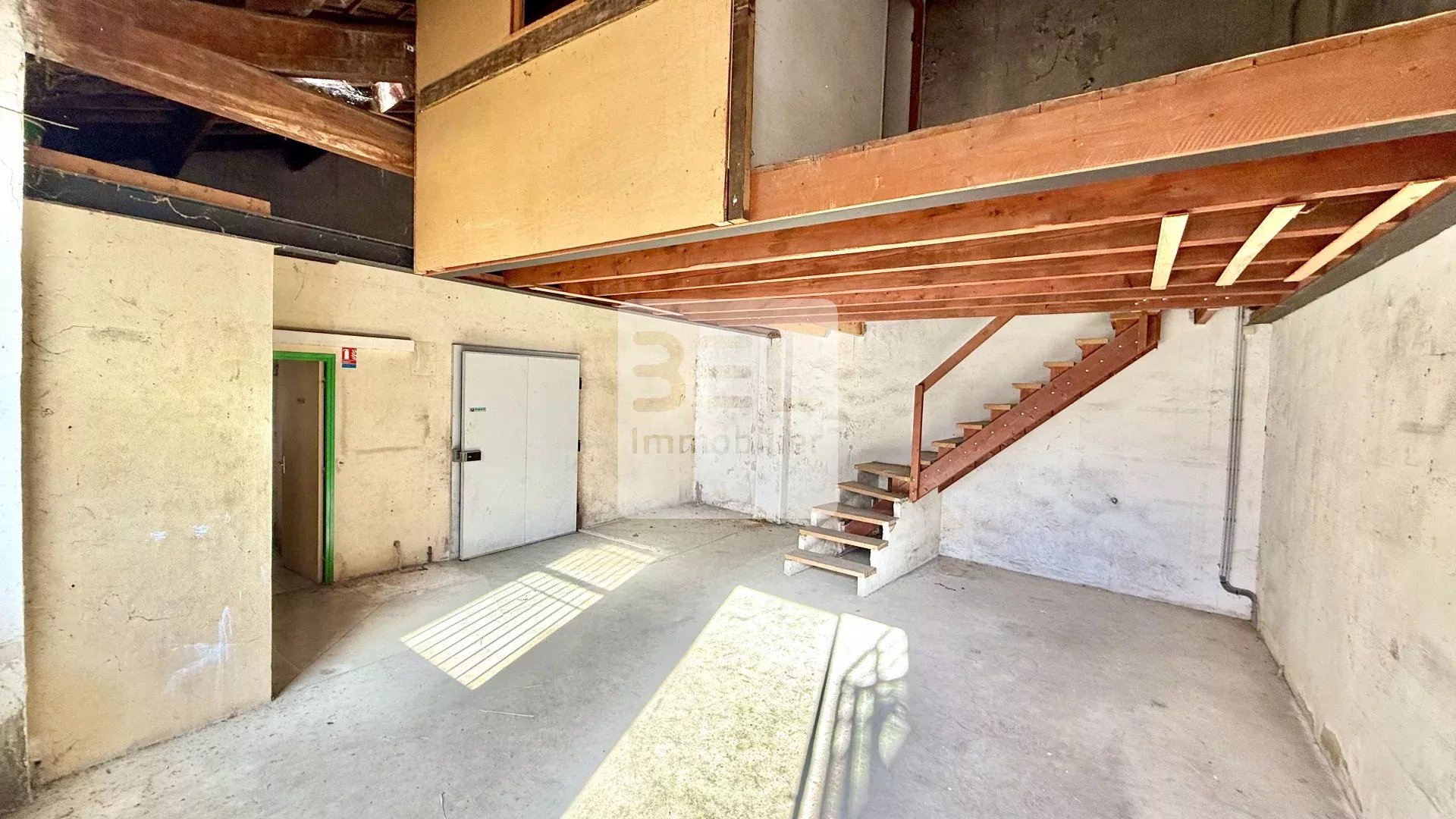 Hangar à Bagnols-sur-Cèze : Opportunité Unique de 3 Pièces