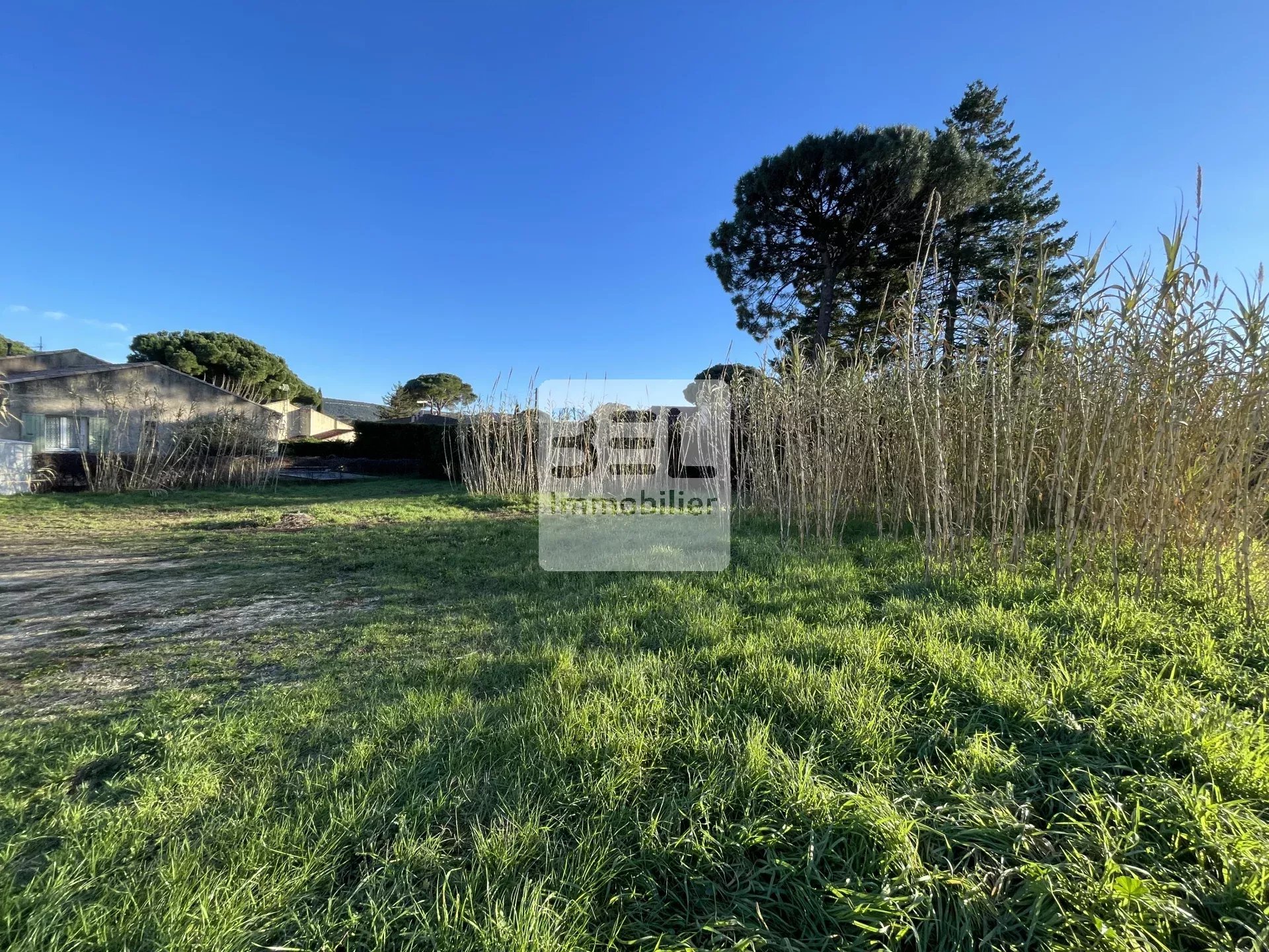 Joli Terrain plat constructible de 1037 m2 à Bagnols-sur-Cèze