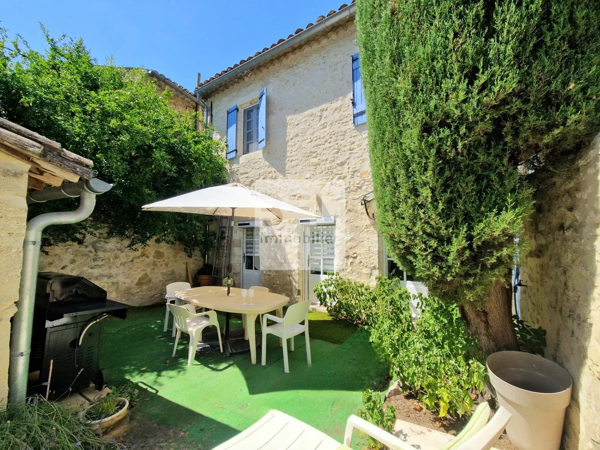 Maison de village en pierre avec cour