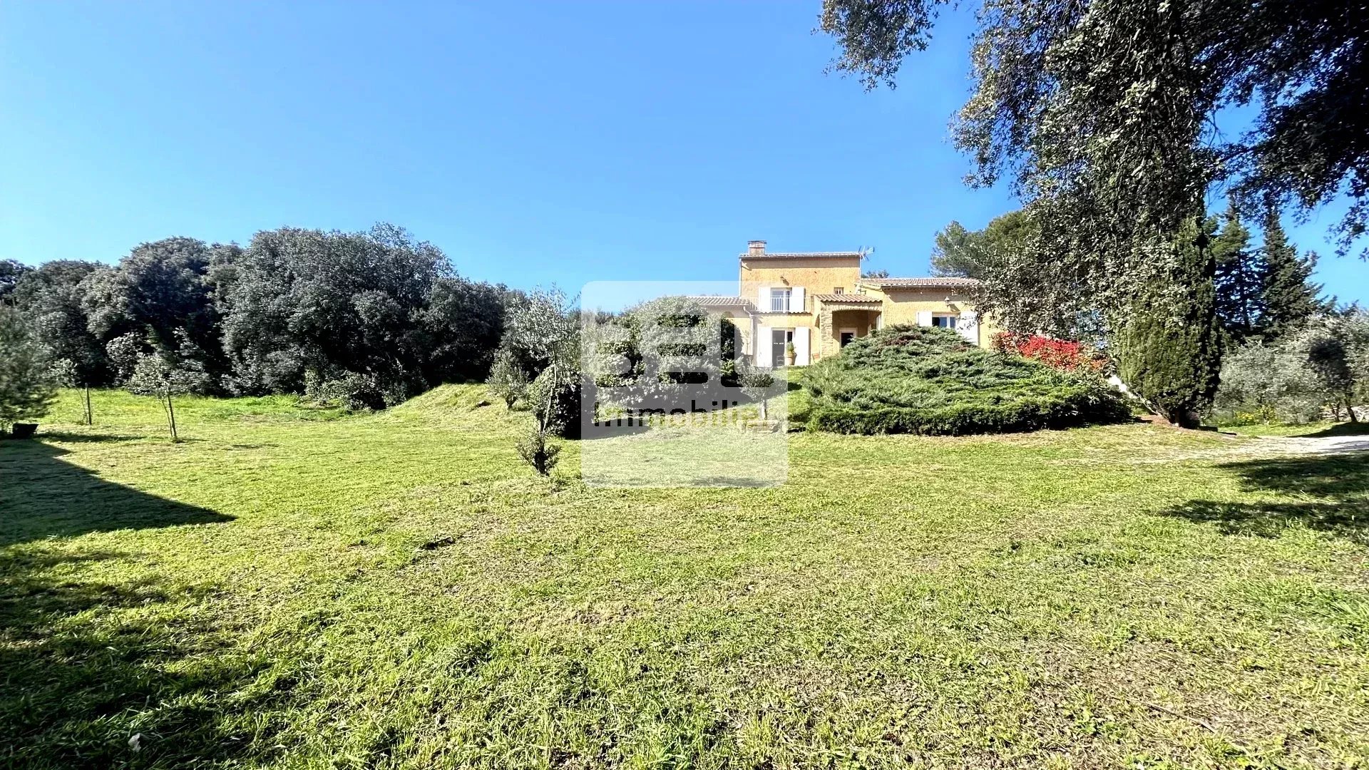 Jonquerettes- Maison avec beau terrain et piscine