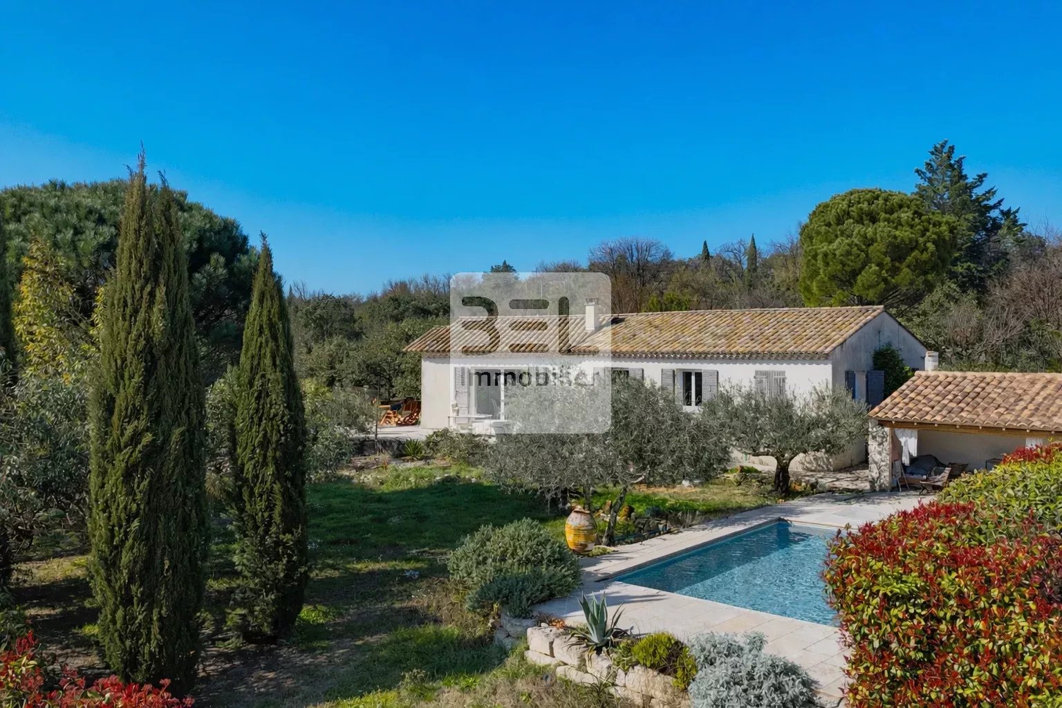 Villa de plain-pied avec studio indépendant et piscine