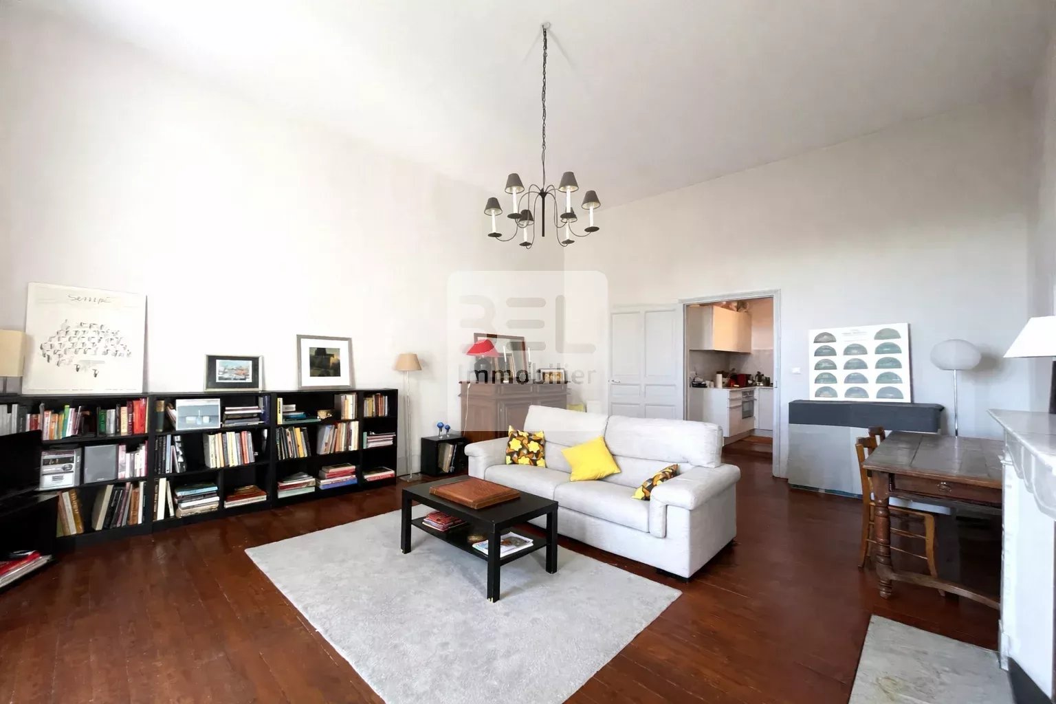 A Villeneuve les Avignon T3 de charme dans bâtiment historique